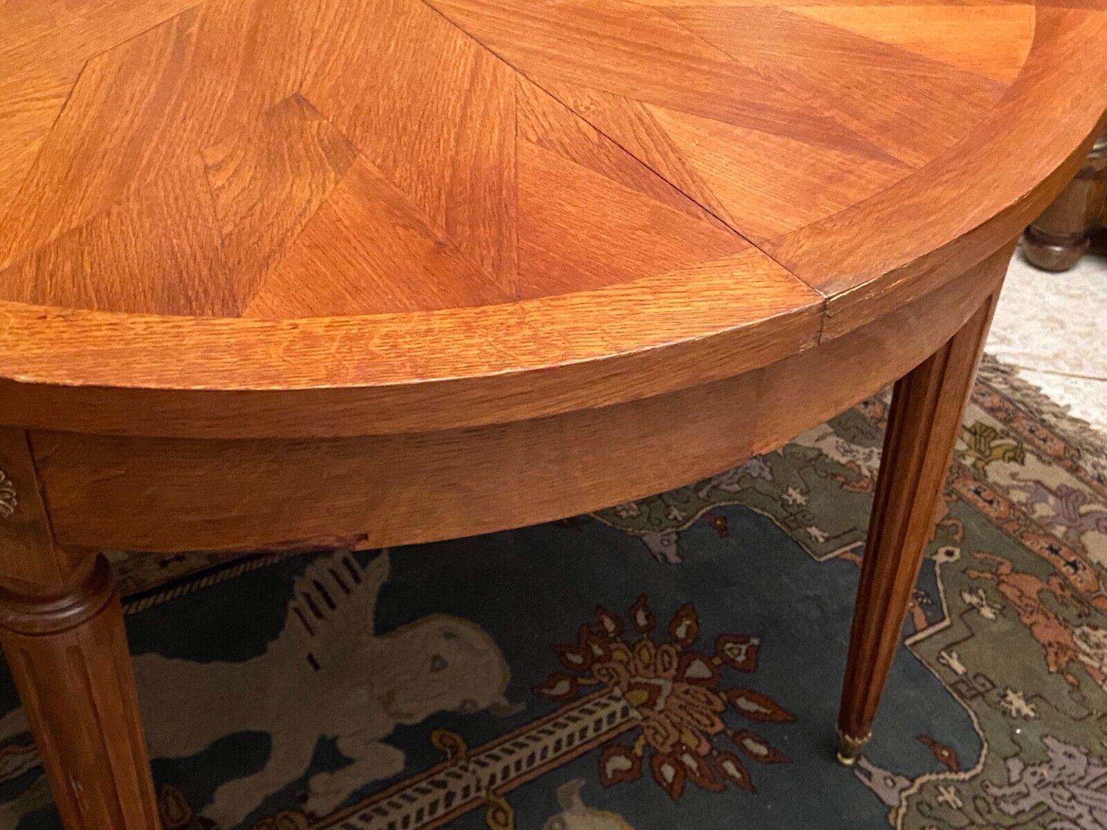 Table ronde style Louis XVI en chêne blond plateau à décor de rosace