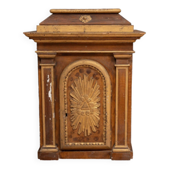 Tabernacle XVIIIe ornementé de 2 colonnes et d'un soleil sur la façade