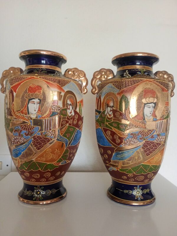 Paire de vases balustre en porcelaine émaillée dorée et peinte, Satsuma Japon