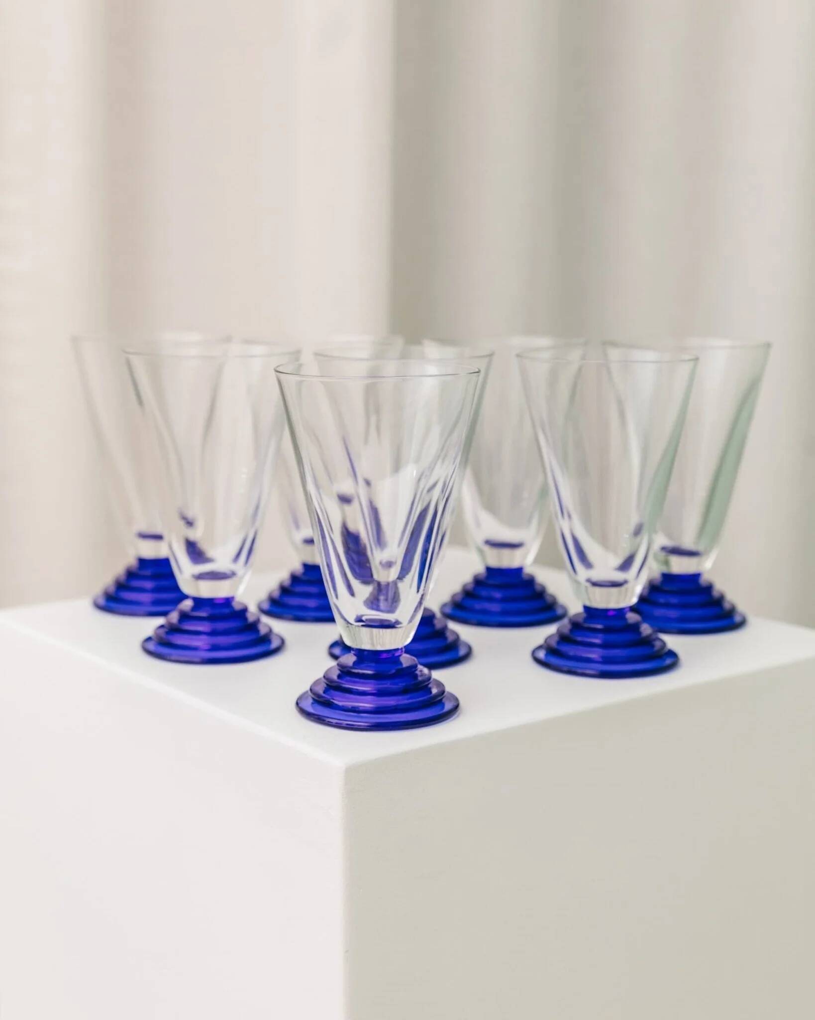 Ensemble de 8 verres à boire en verre clair avec des piédestaux en bleu cobalt – Postmoderne Memphis années 1980