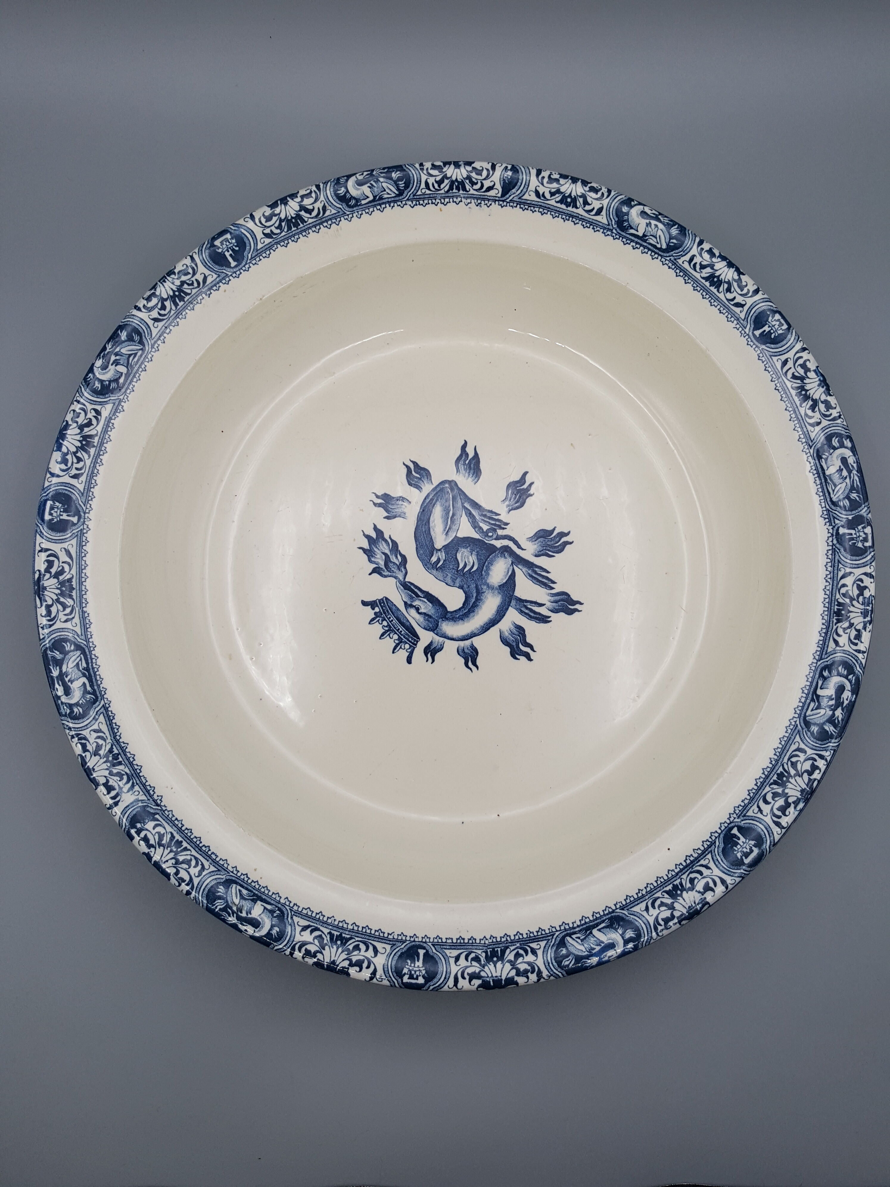 hollow serving dish François 1st dragon salamander iron earth Salins