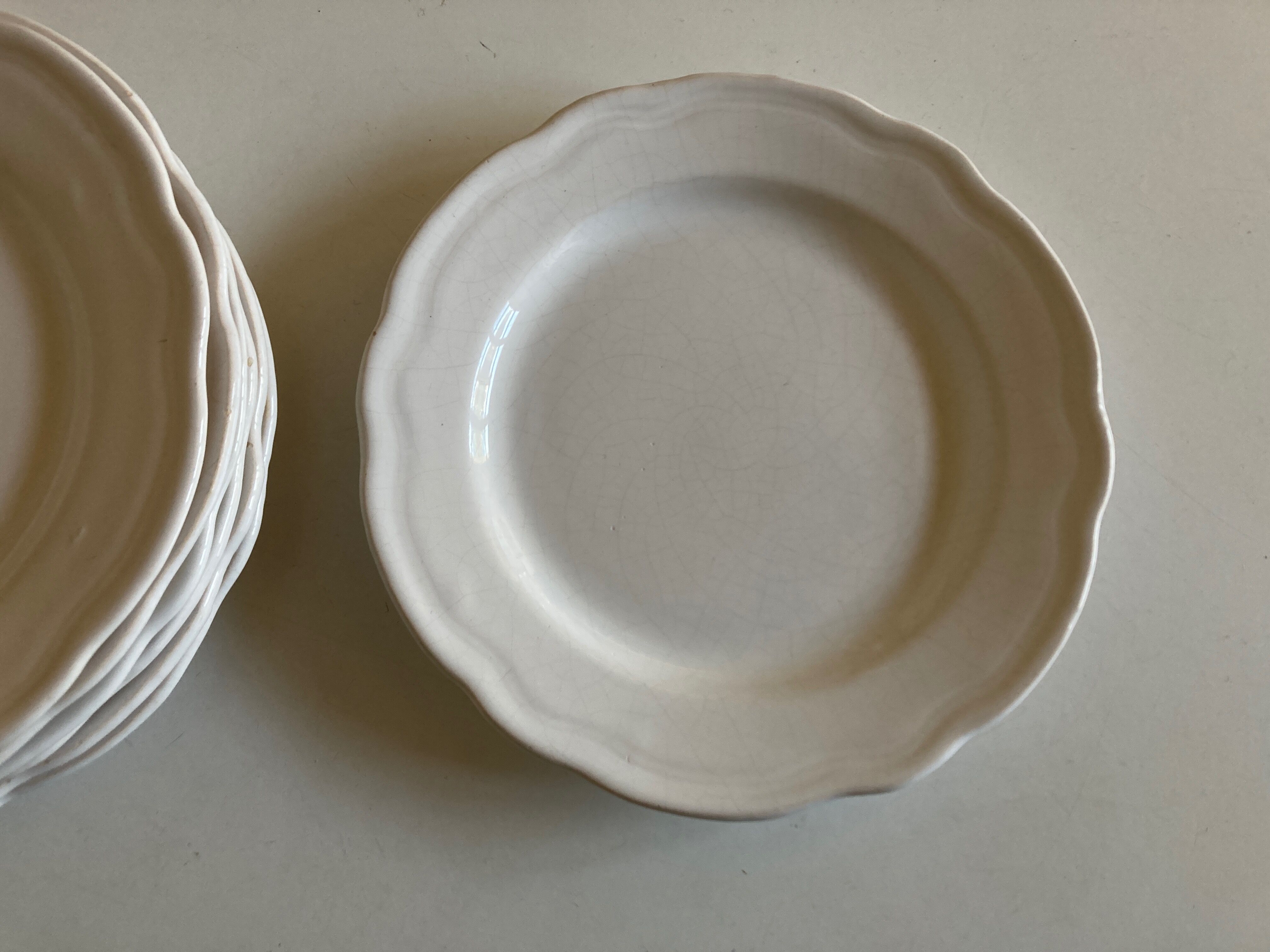 Set of 7 Mougins plates in white enamelled clay with gadroons