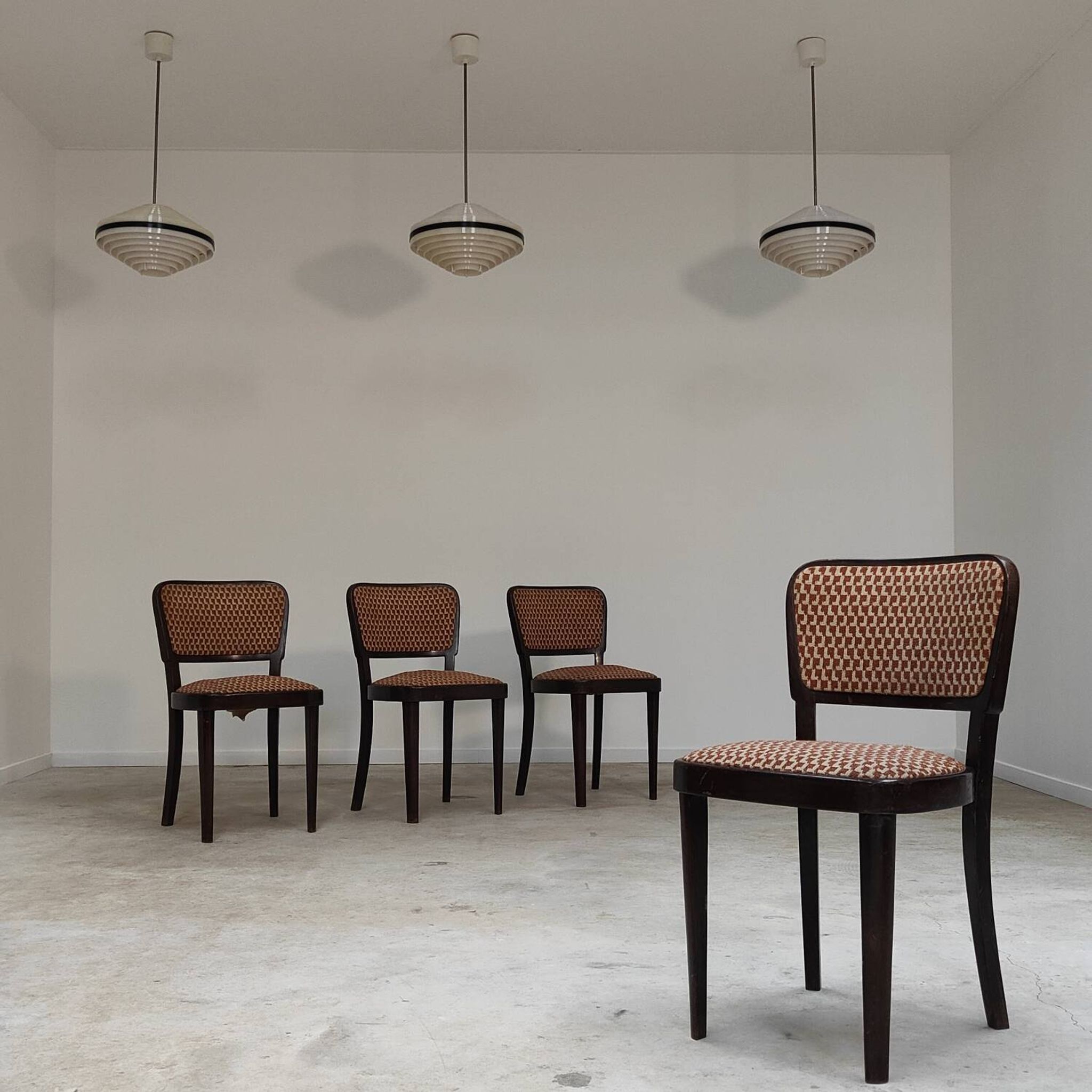 Lot de 4 chaises Thonet art déco 1930, tissu et noyer