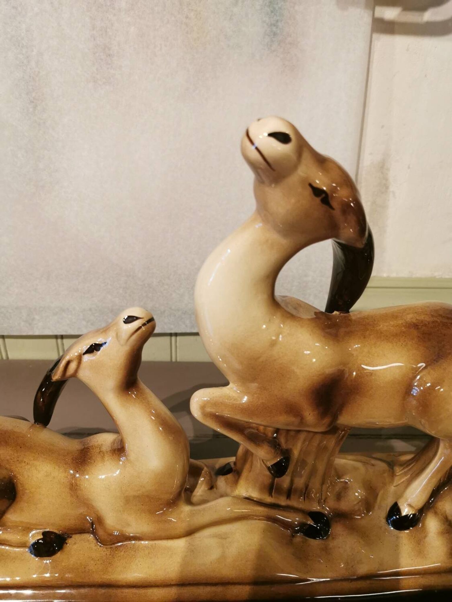 Couple d'antilopes art déco en céramique