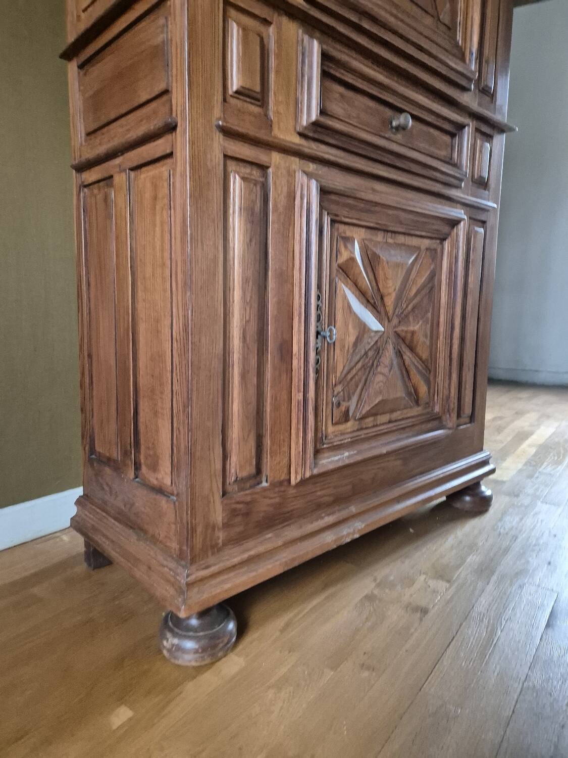 Bonnetière dit homme debout en chêne massif à pointes de diamants style Louis XIII