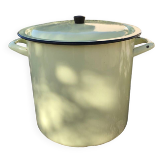 Vintage cooking pot