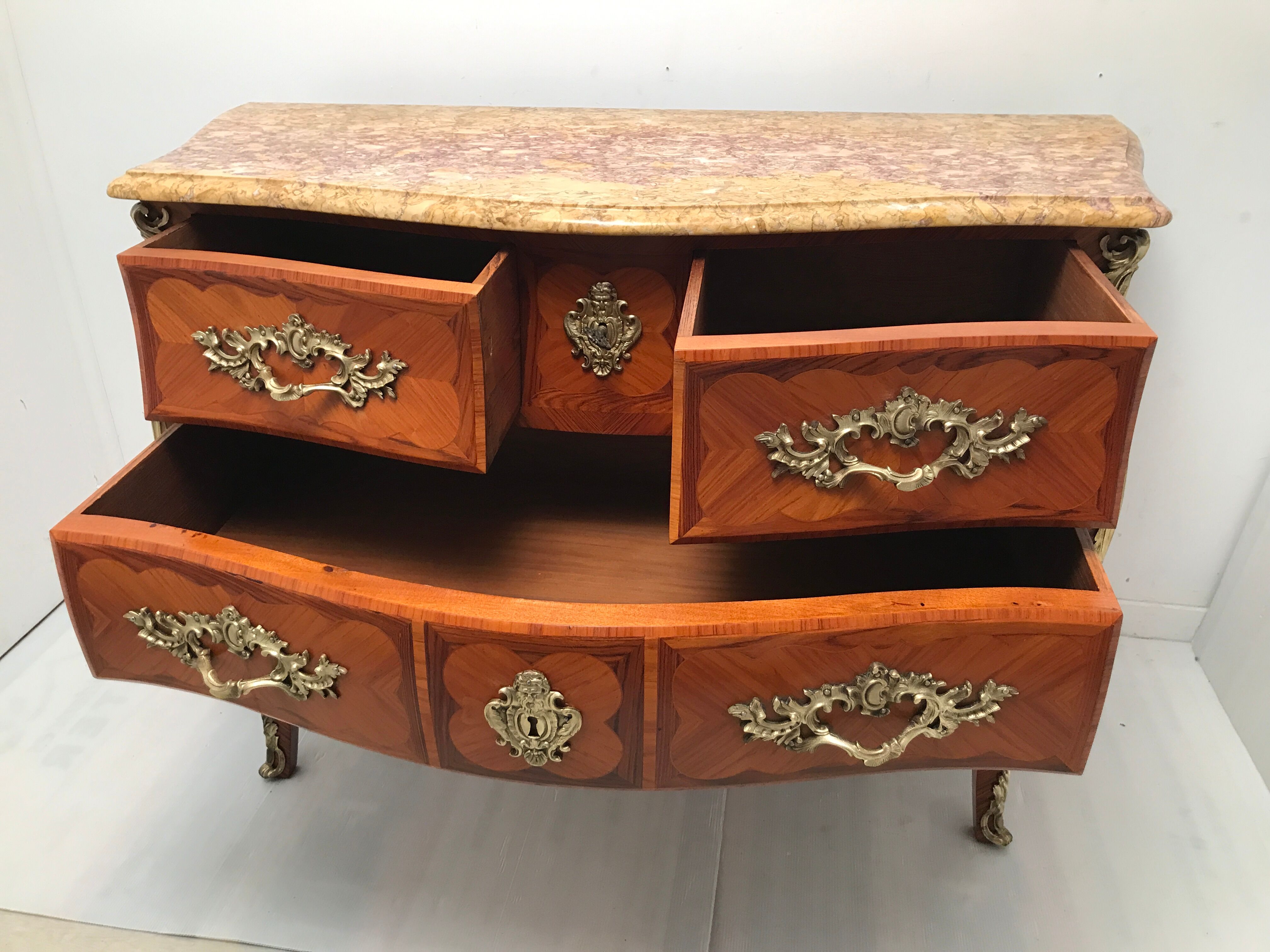 Commode de style Louis XV en placage d'acajou et bois de rose XX siècle