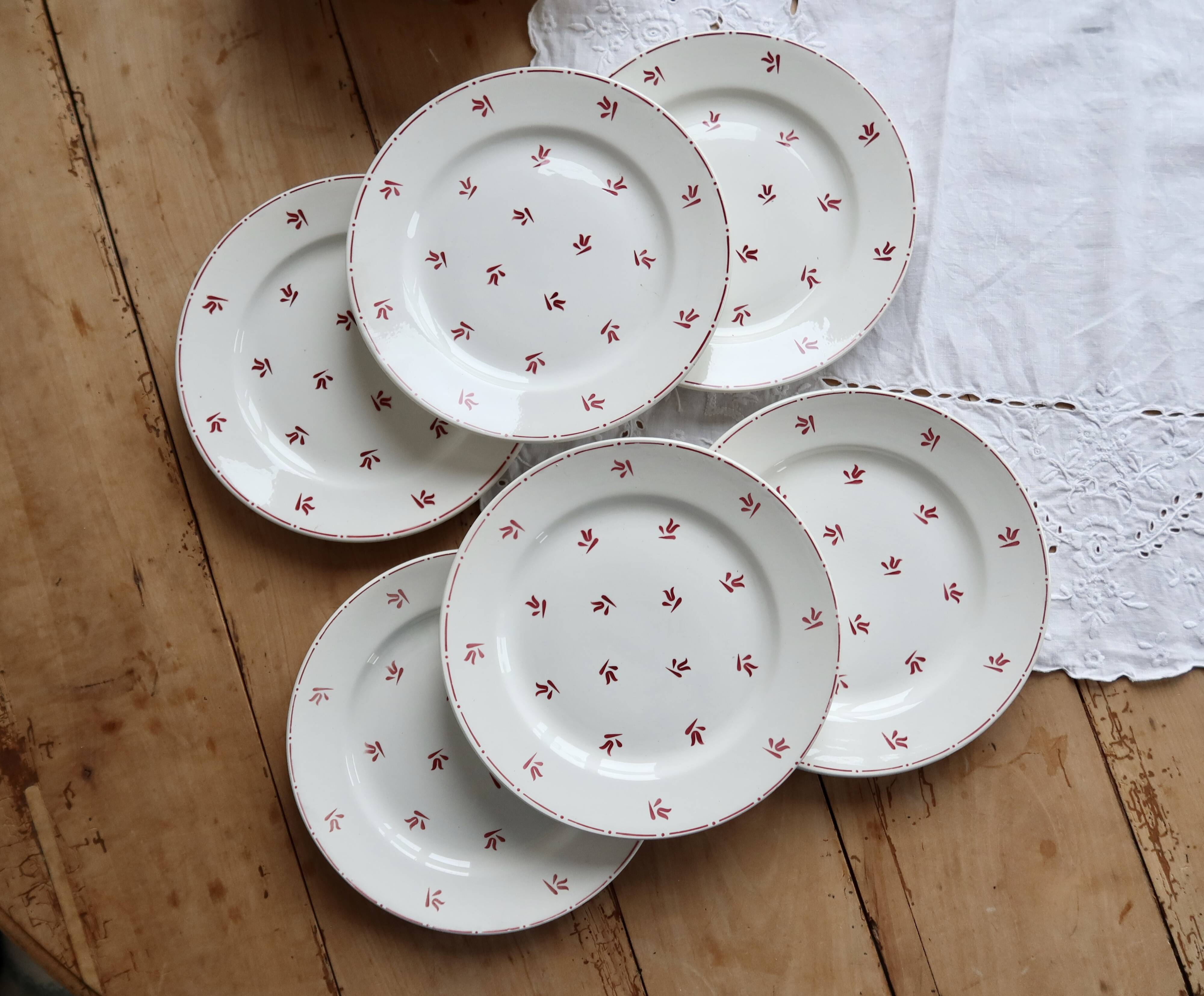6 vintage flat plates from Nimy with red patterns.