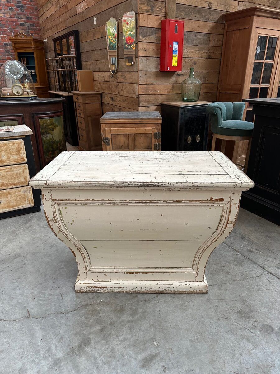 Patinated counter from the 19th century