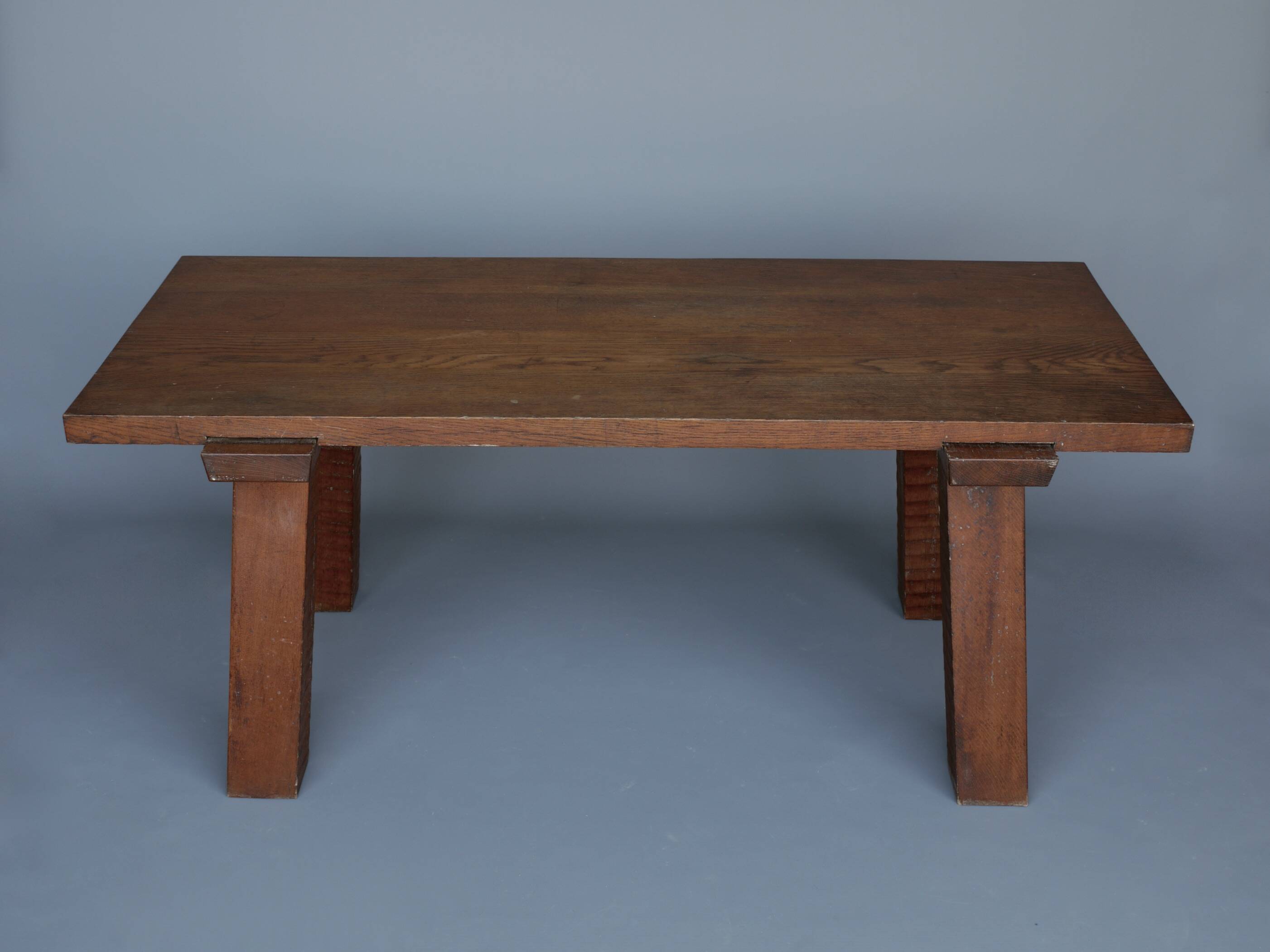 Table brutaliste en chêne massif