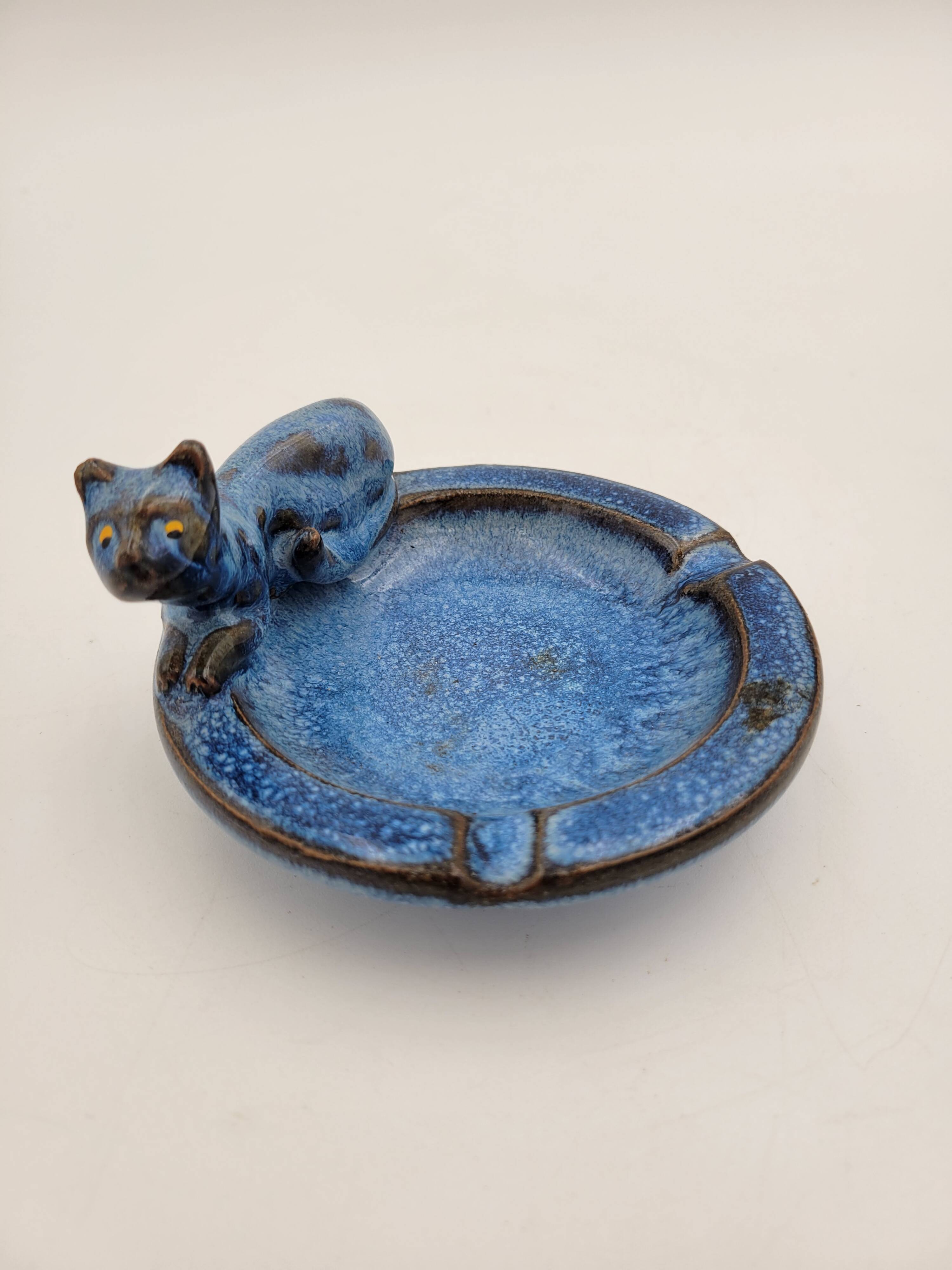 Blue cat ashtray lying down
