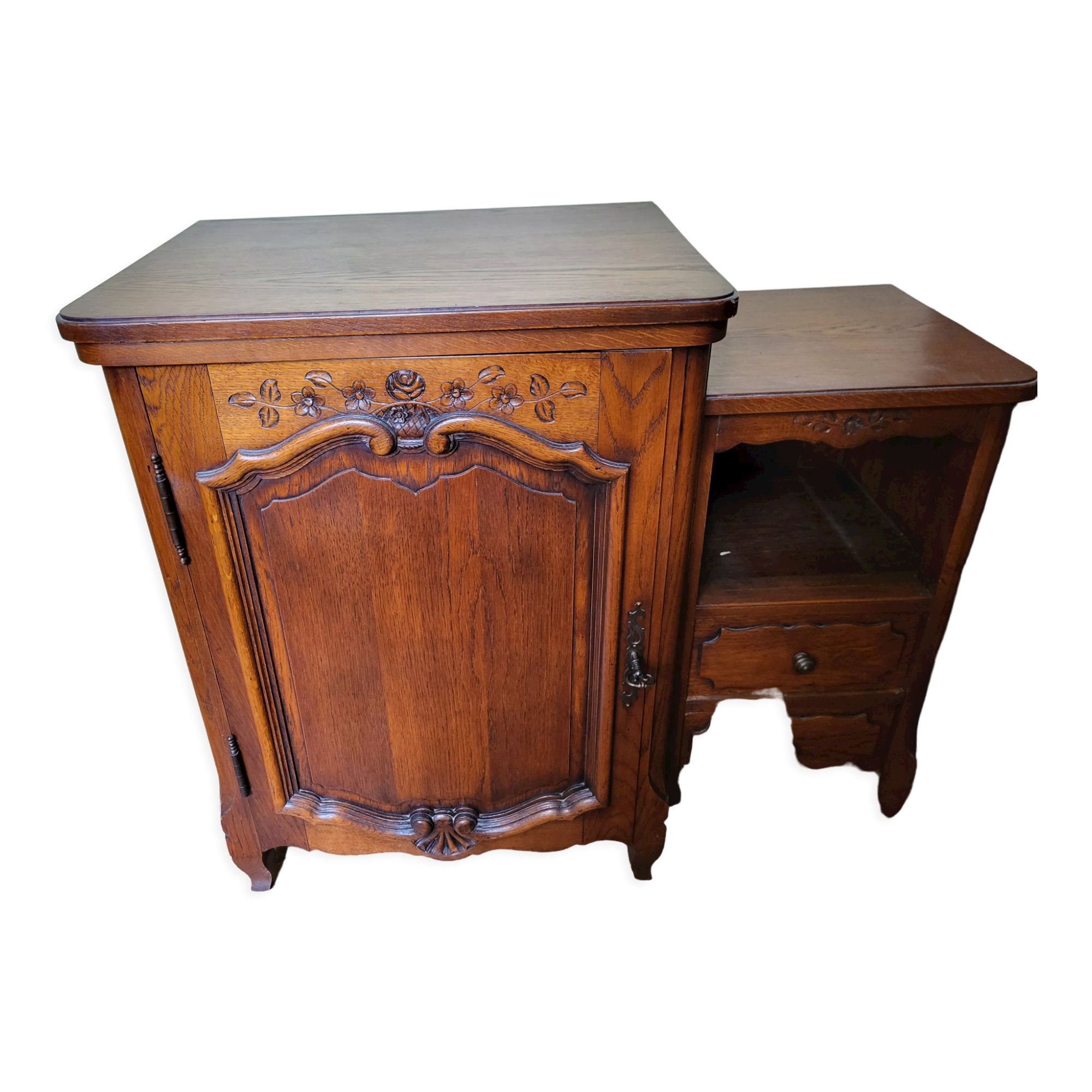 Table with singer sewing machine