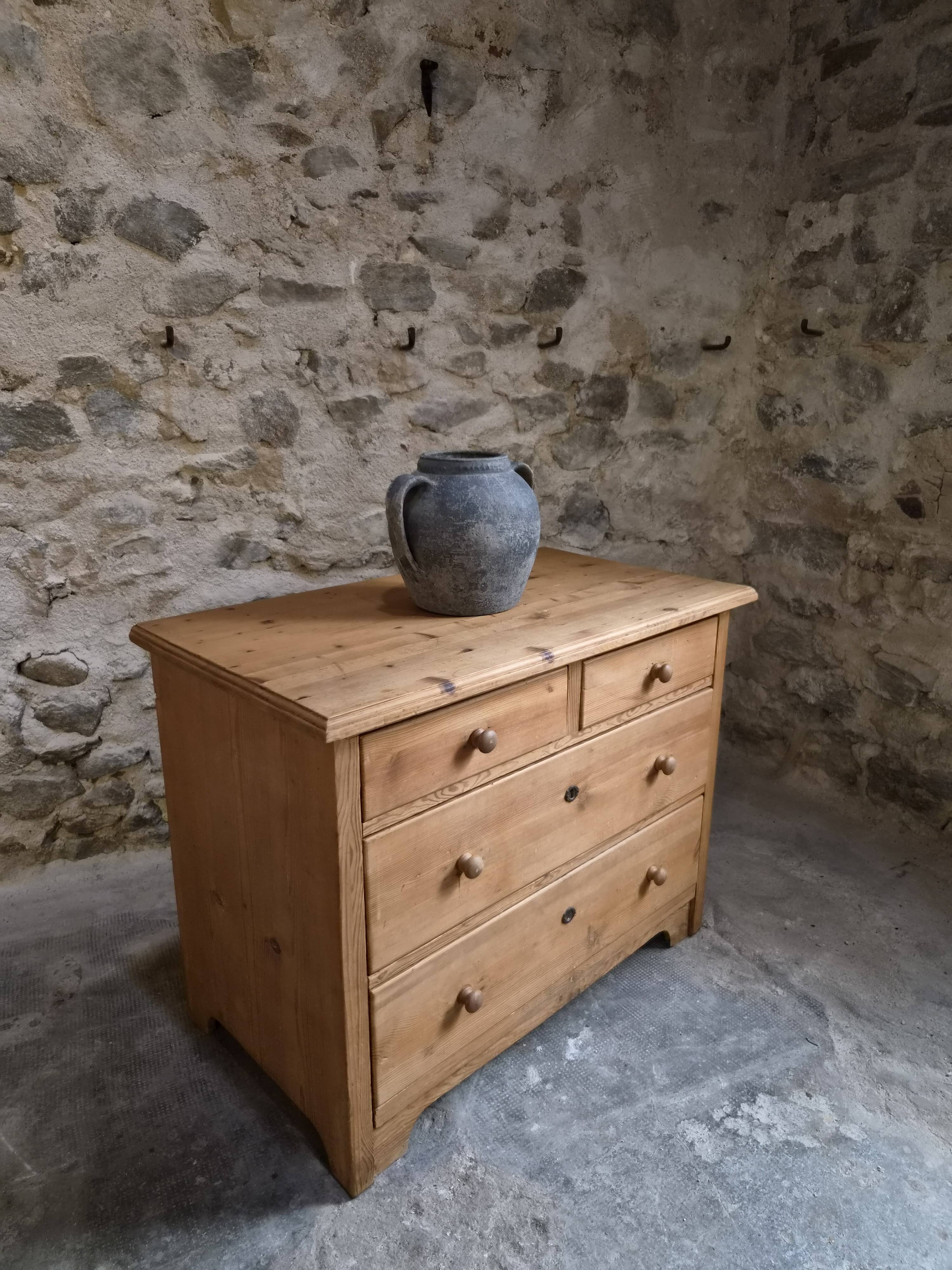 Commode ancienne rustique en pin, 4 tiroirs, vers 1880–1920