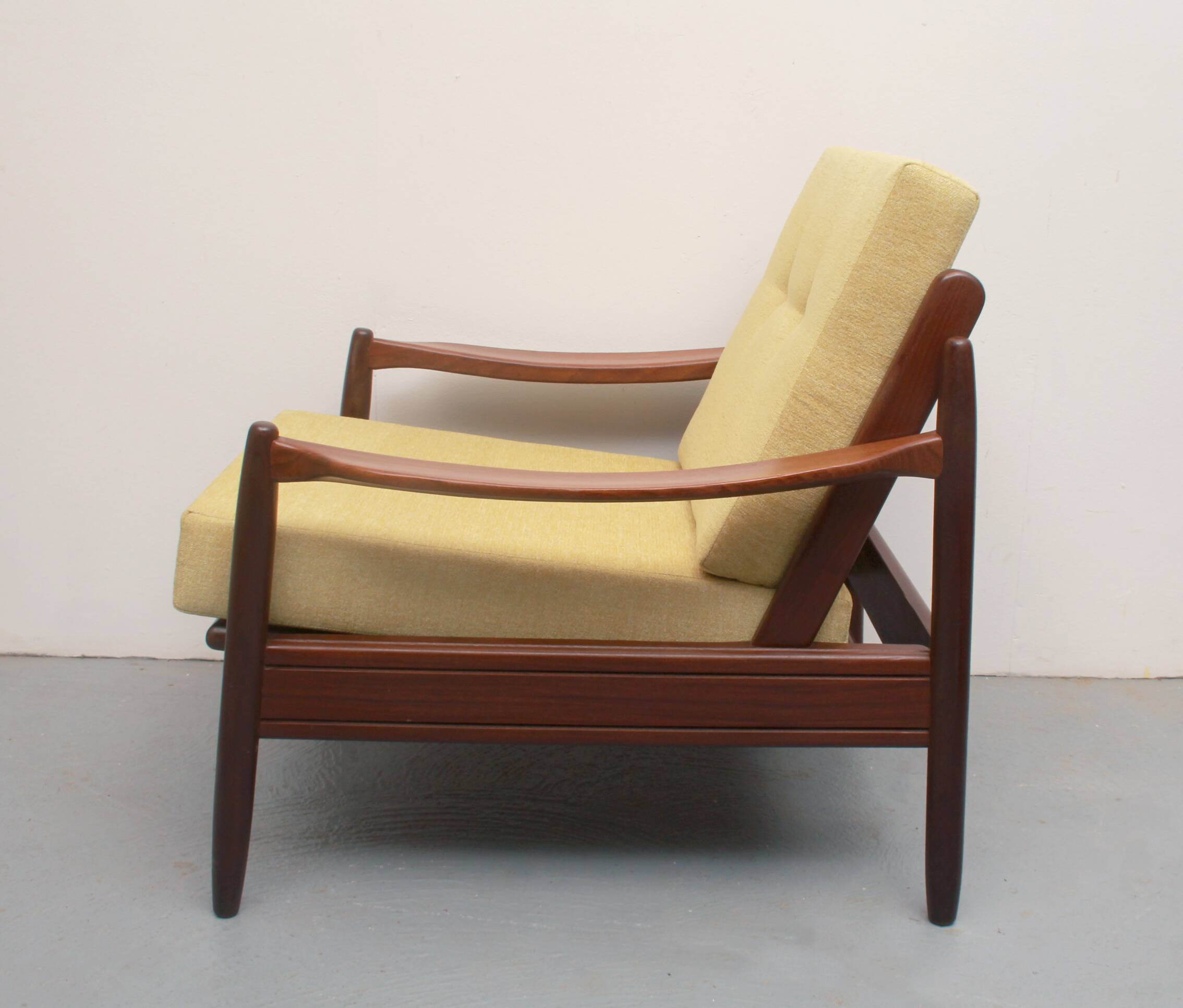 Fauteuil années 1960 jaune pâle, coussins neufs