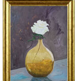 Tableau, Rose blanche au vase ocre translucide