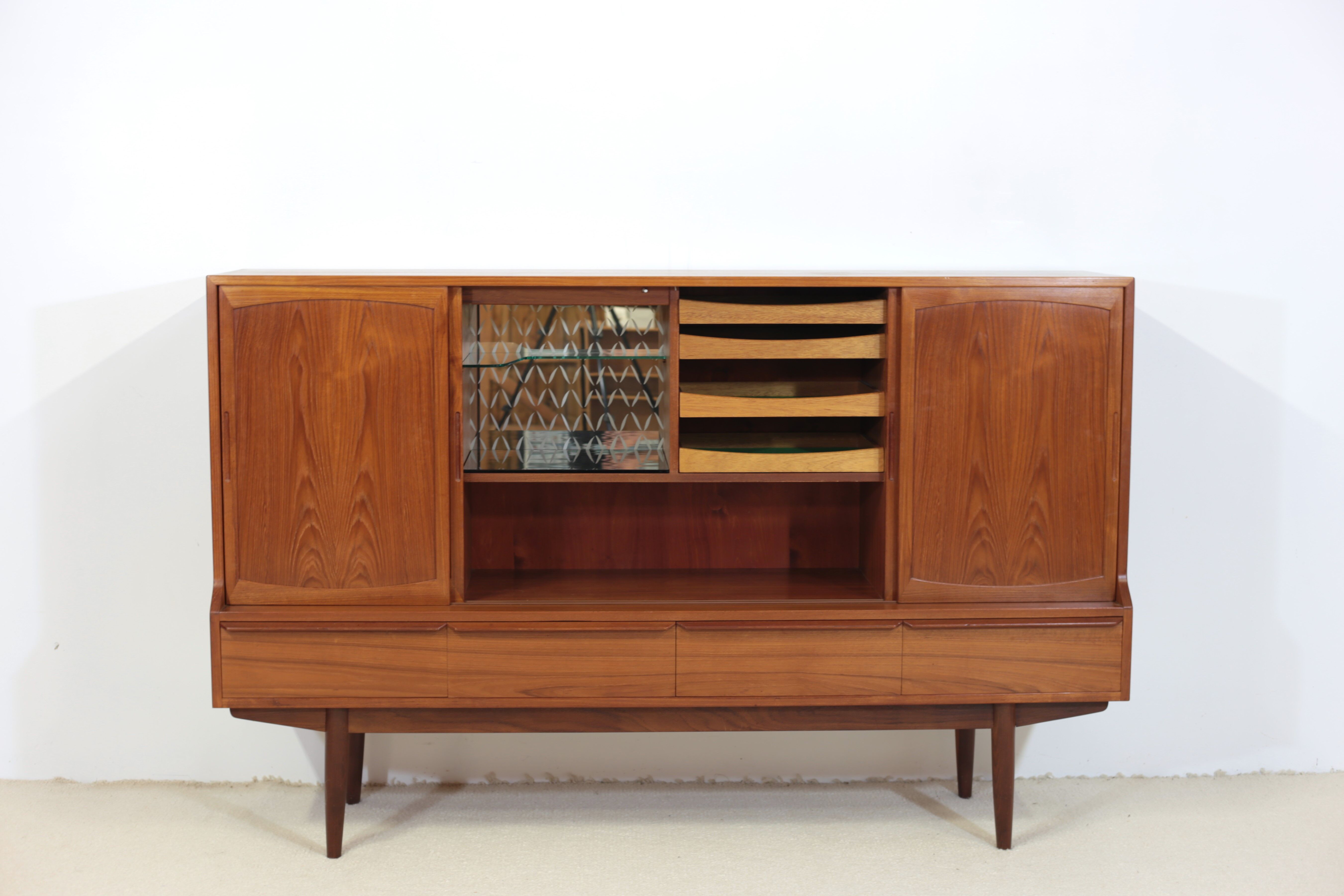 Henning Kjaernulf high sideboard