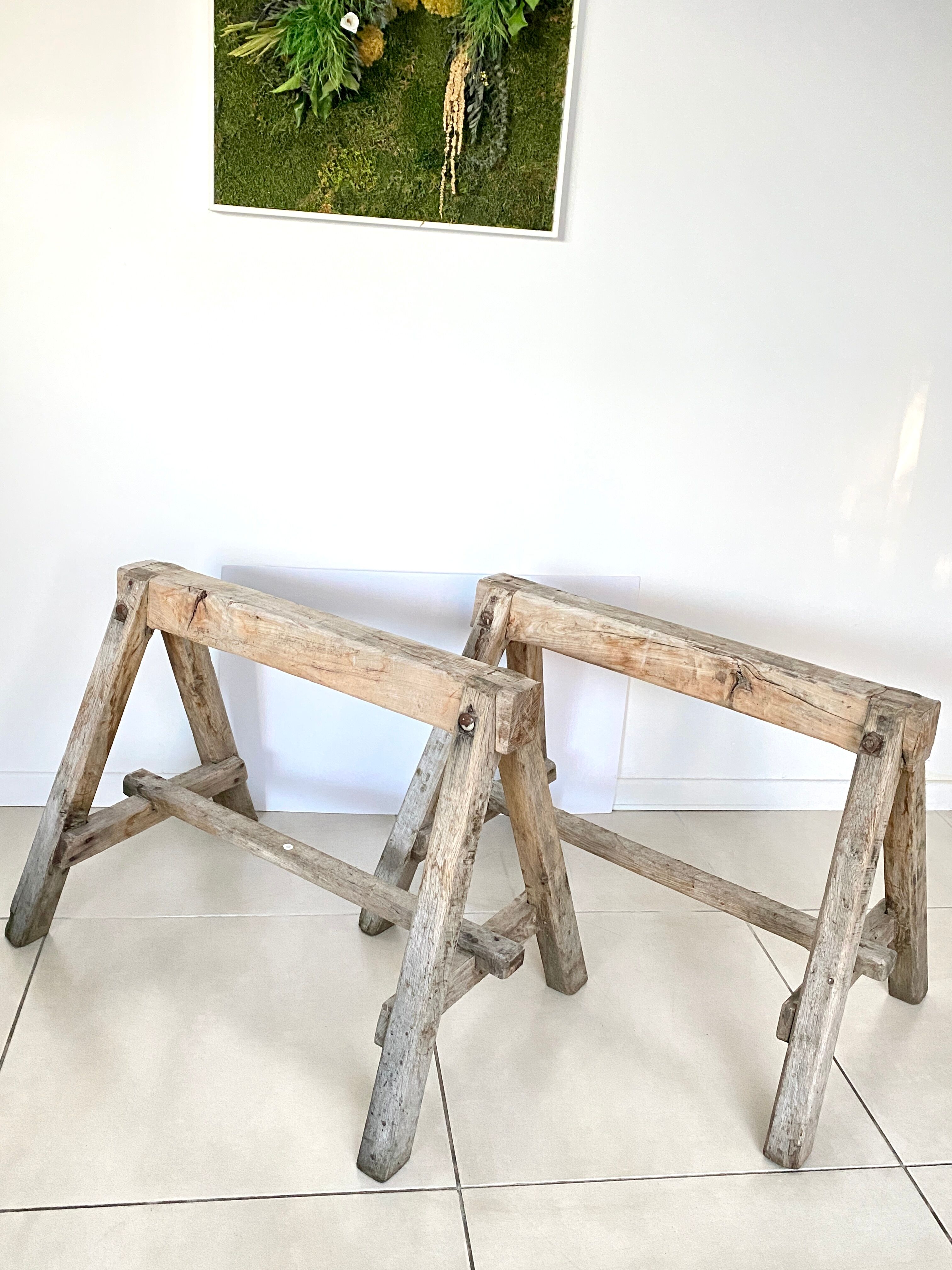 Table basse sur tréteaux anciens en bois