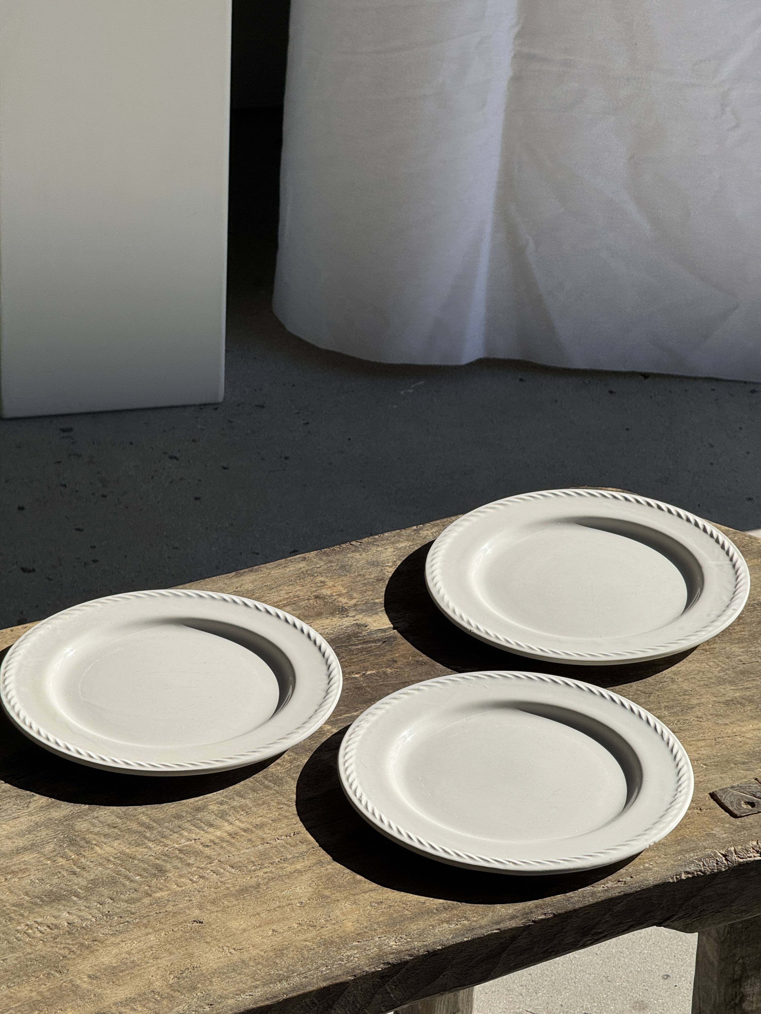 Set of 3 large classic white plates D24.5