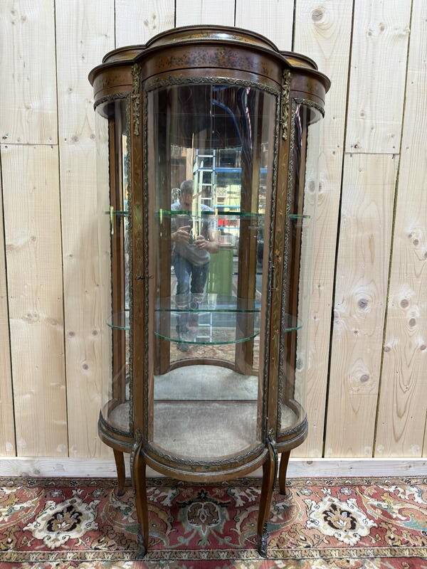 Vitrine galbée de style Louis XVen bois peint et bronze