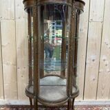 Vitrine galbée de style Louis XVen bois peint et bronze