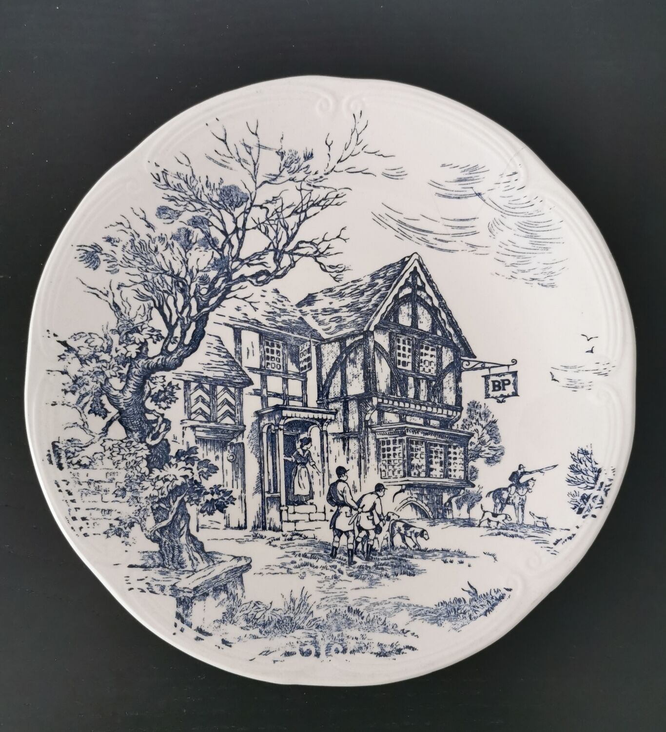Decorative plate from Gien maison chasse