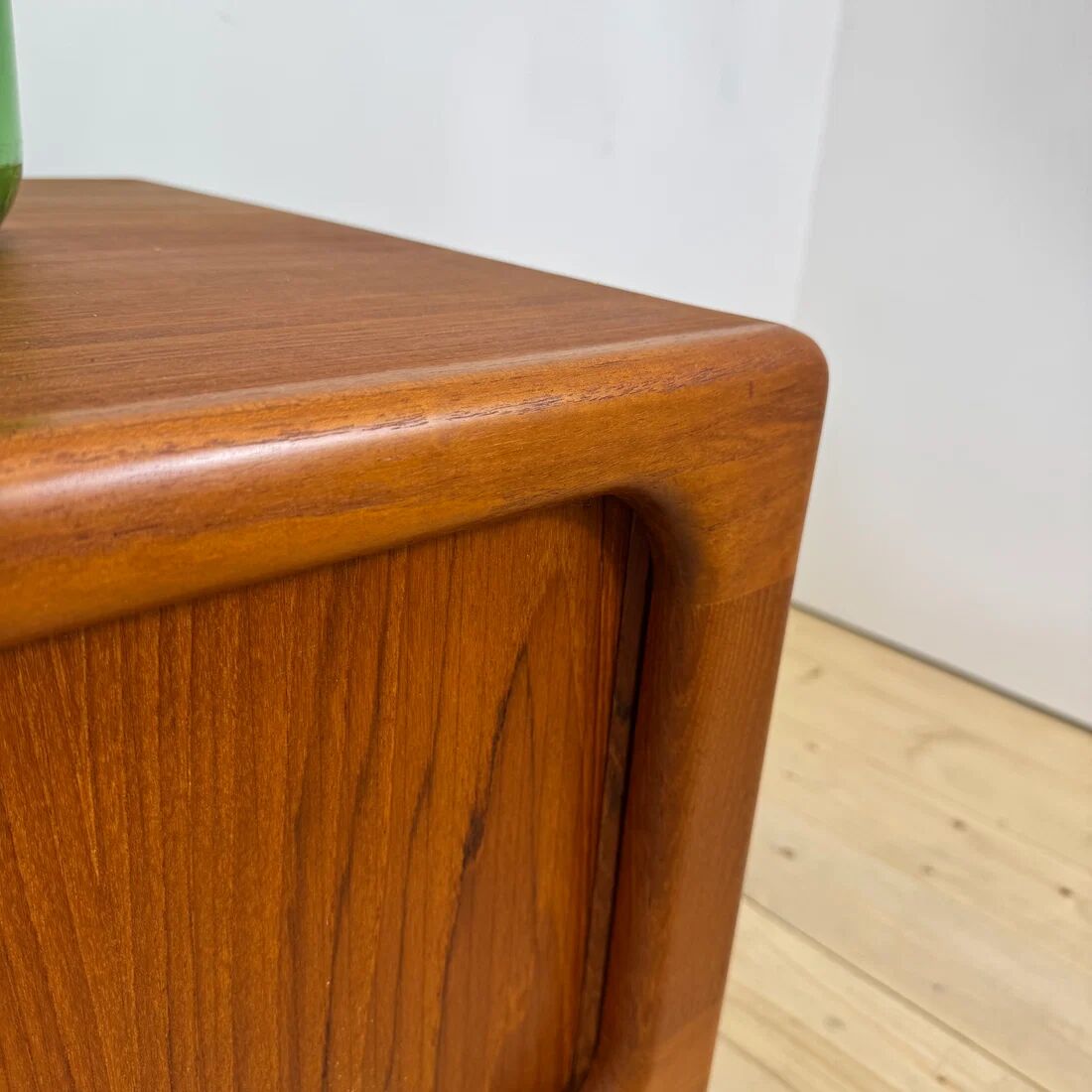 Sideboard bas Dyrlund avec portes escamotables en teck, Danemark 1960