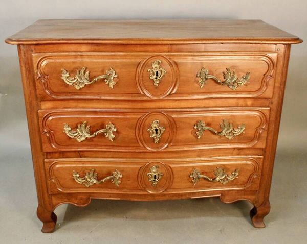 Commode Lyonnaise en noyer, XVIIIème s.
