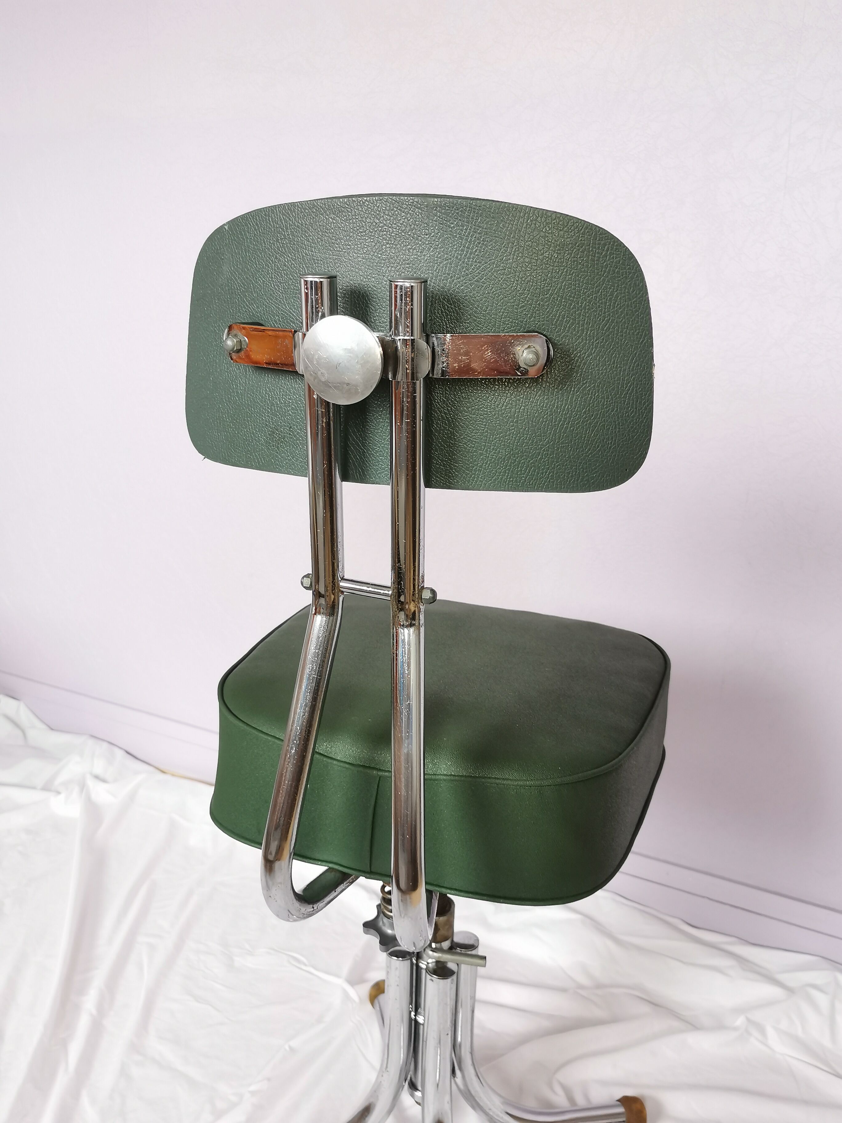 Chaise pivotante en skaï vert et acier chromé, Pullman, 1960