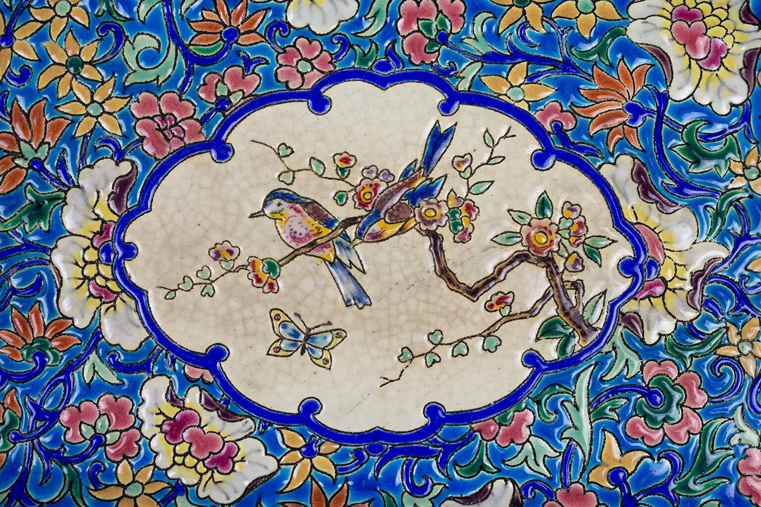 Plat à cake Longwy, décor floral et médaillon d’oiseaux, début XXème