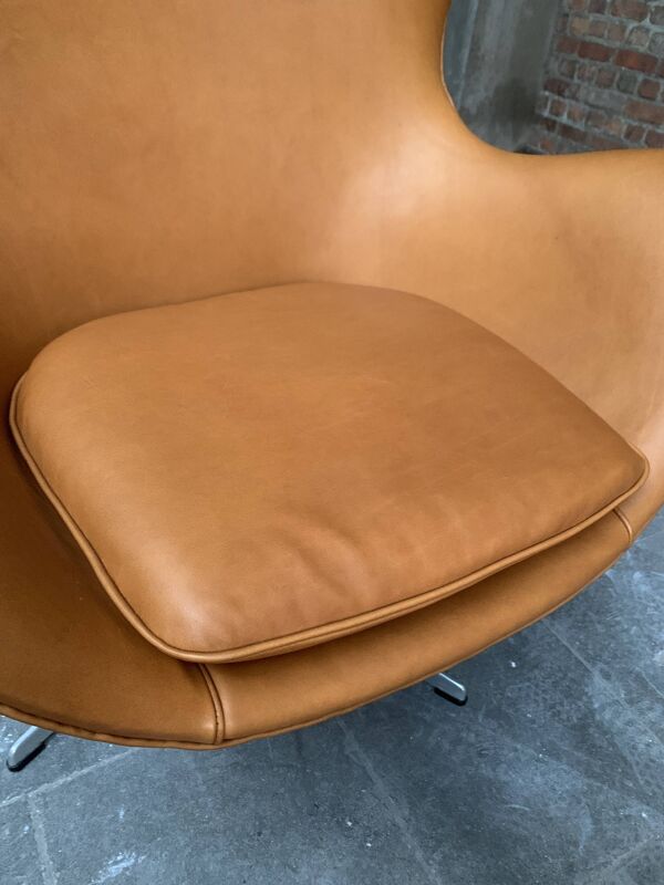 Fauteuil Egg et ottoman restaurés Arne Jacobsen pour Fritz Hansen, 1960s