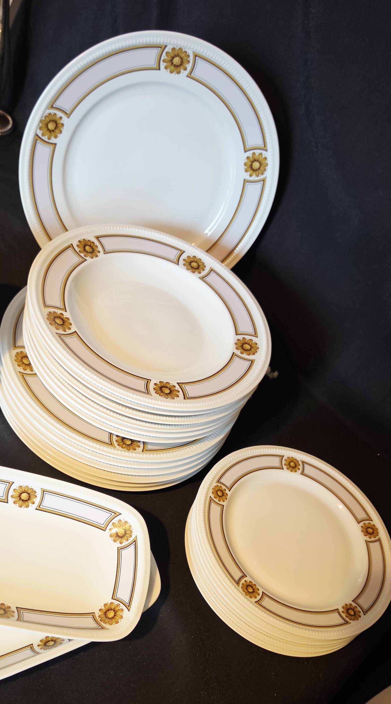 Limoges porcelain table service by Bernardaud, model "Trianon", 2