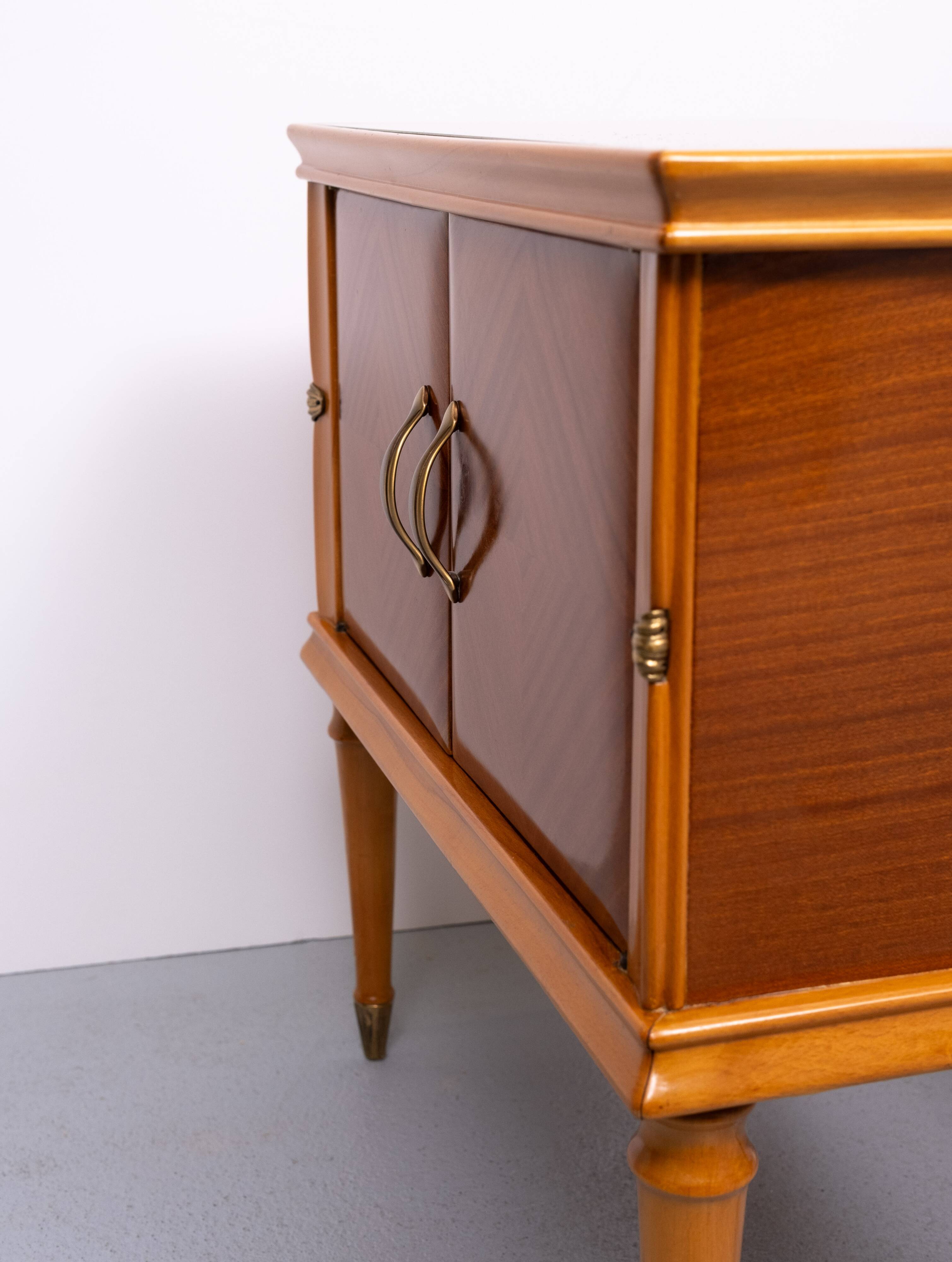 paire de tables de chevet italiennes en noyer des années 1950