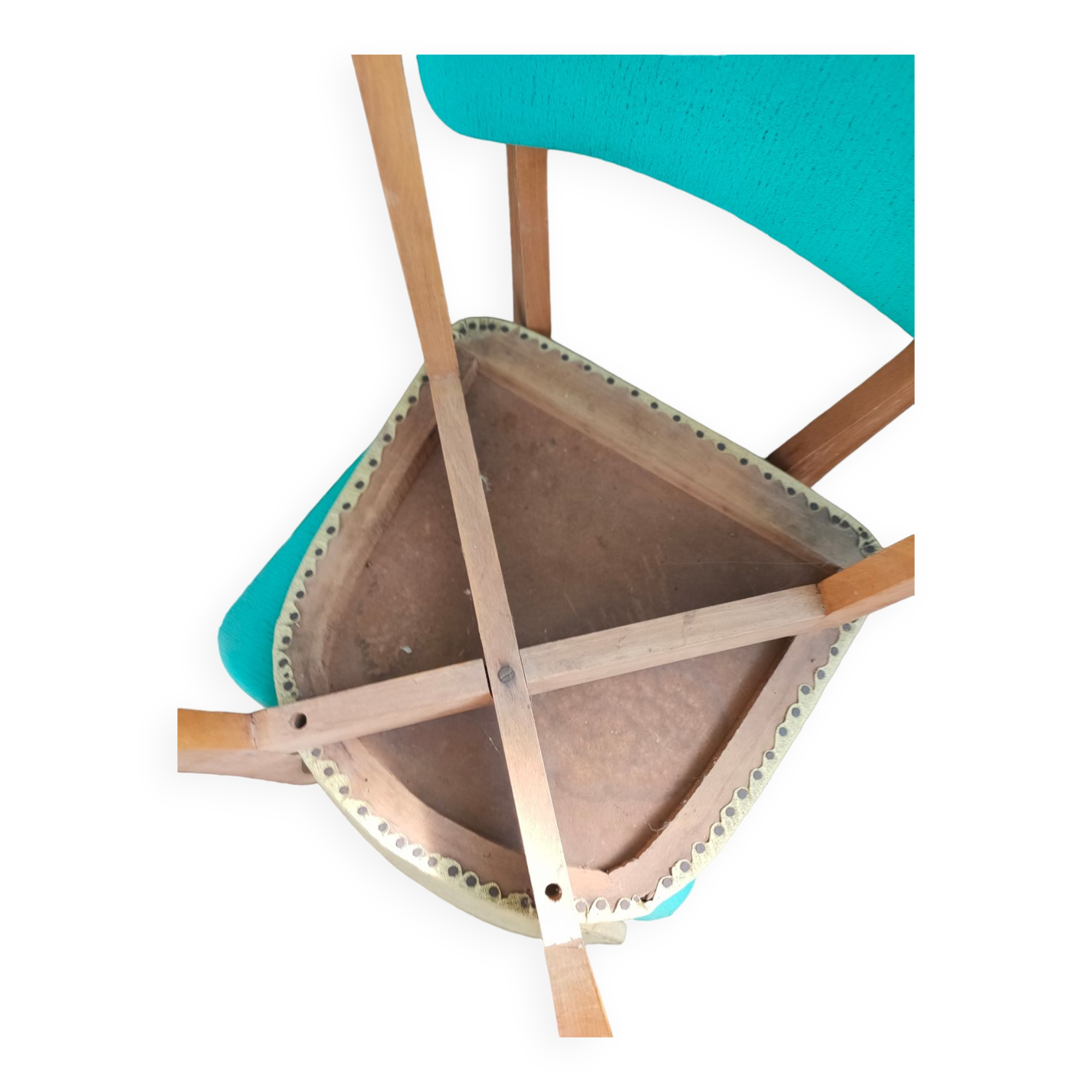 Set of 4 vintage chairs in wood and imitation blue leather dating from the 50s. Wooden structure. Seat and backrest in imitation leather 2 mint green and 2 yellow. Seating dimension: 46 cm. Good state of conservation, some traces of wear.