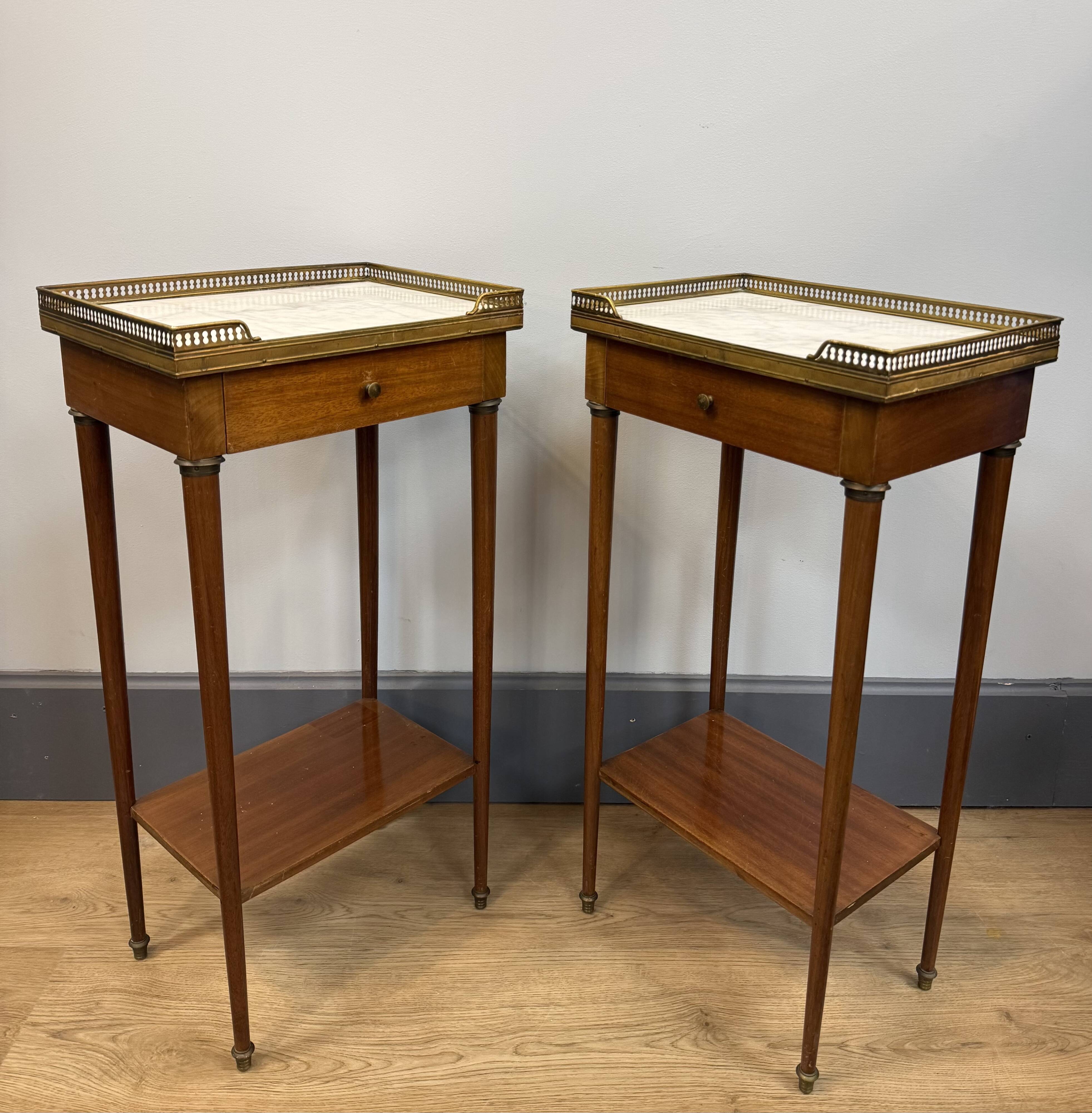 Paire de chevets style Louis XVI en acajou