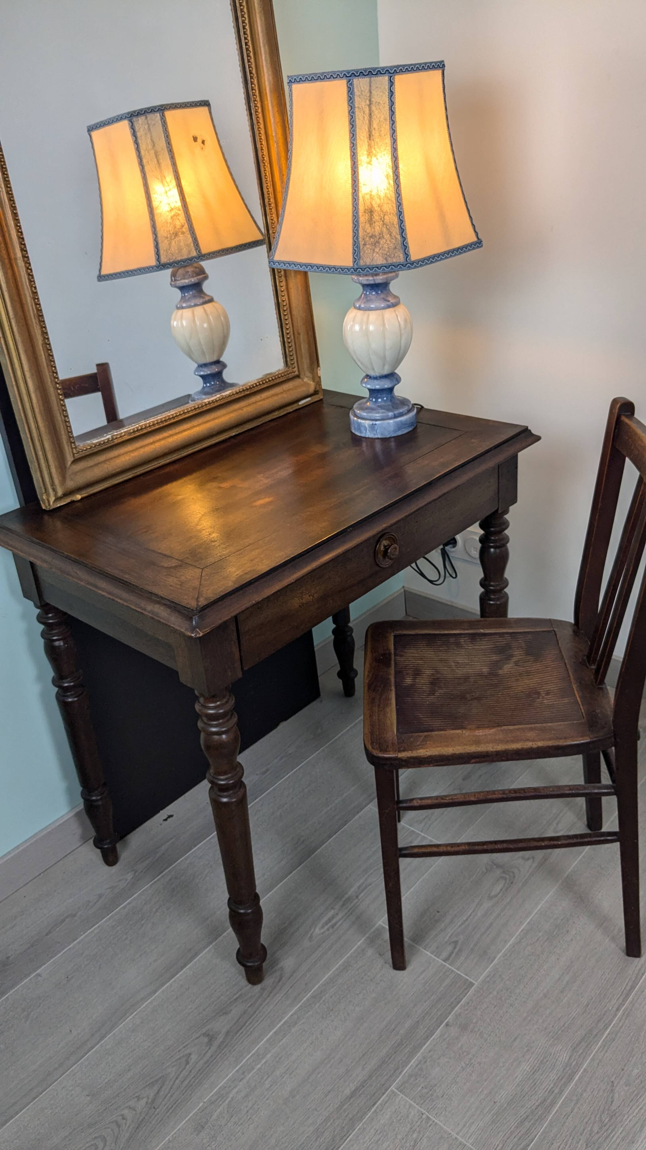 Blue and white alabaster living room lamp