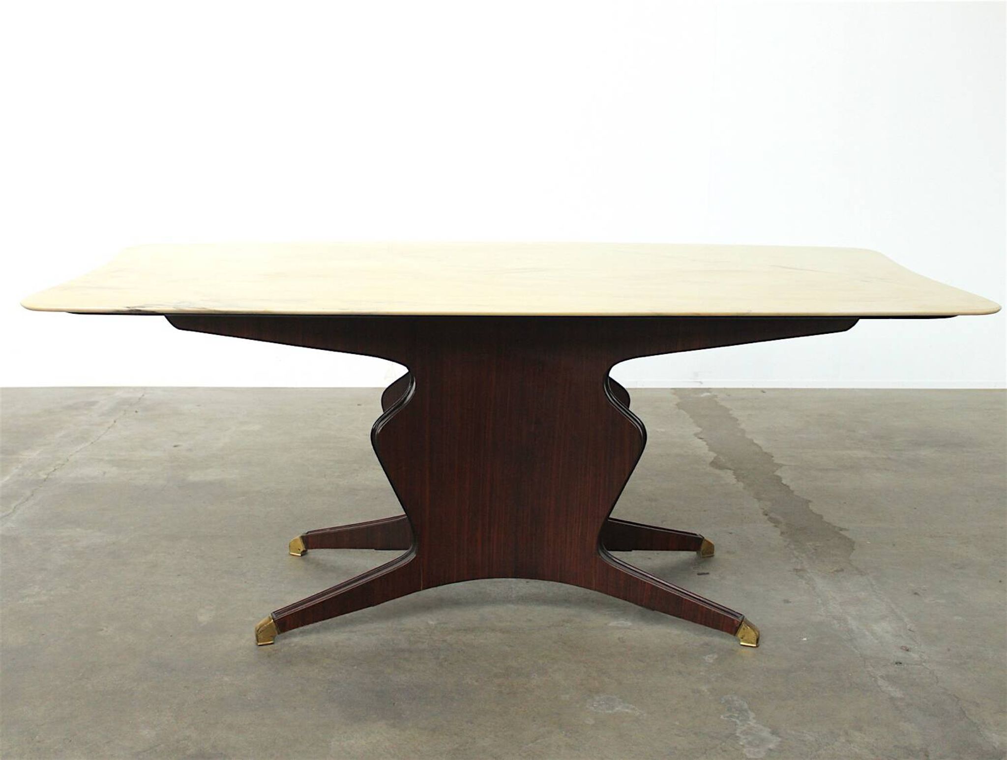 Table à manger par Osvaldo Borsani en acajou et plateau en onyx