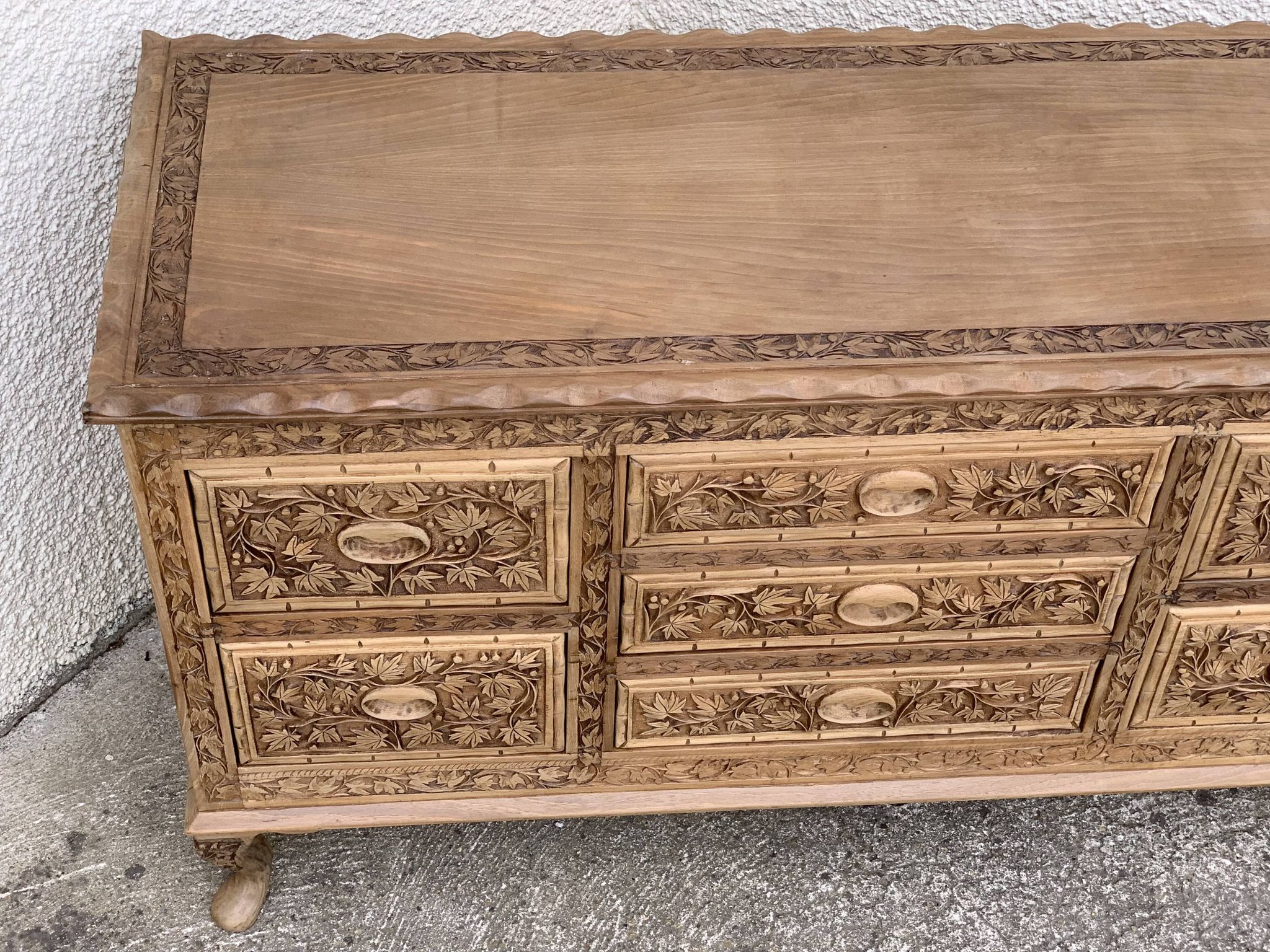 Commode vintage basse Padouk Massif sculpté 1950