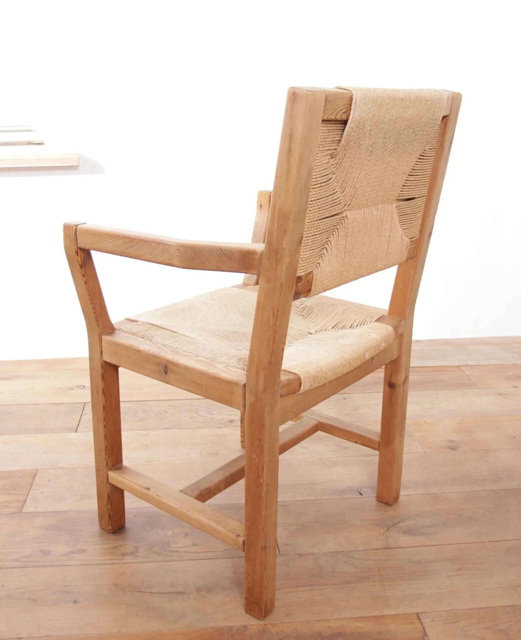 Ensemble de quatre chaises de salle à manger danoises modernes du milieu du siècle en papercord et pin massif.