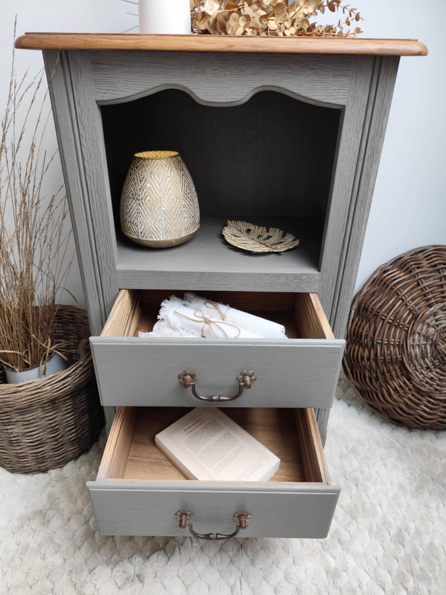Oak chest of drawers