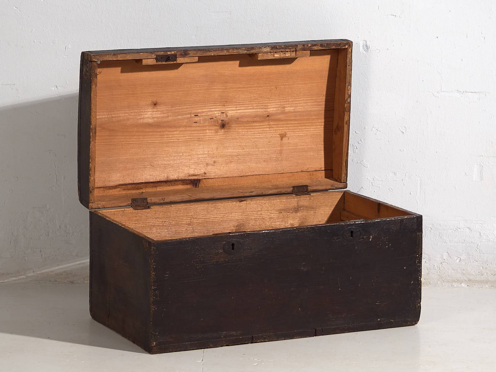 Antique chest with dark patina (c.1920) #10