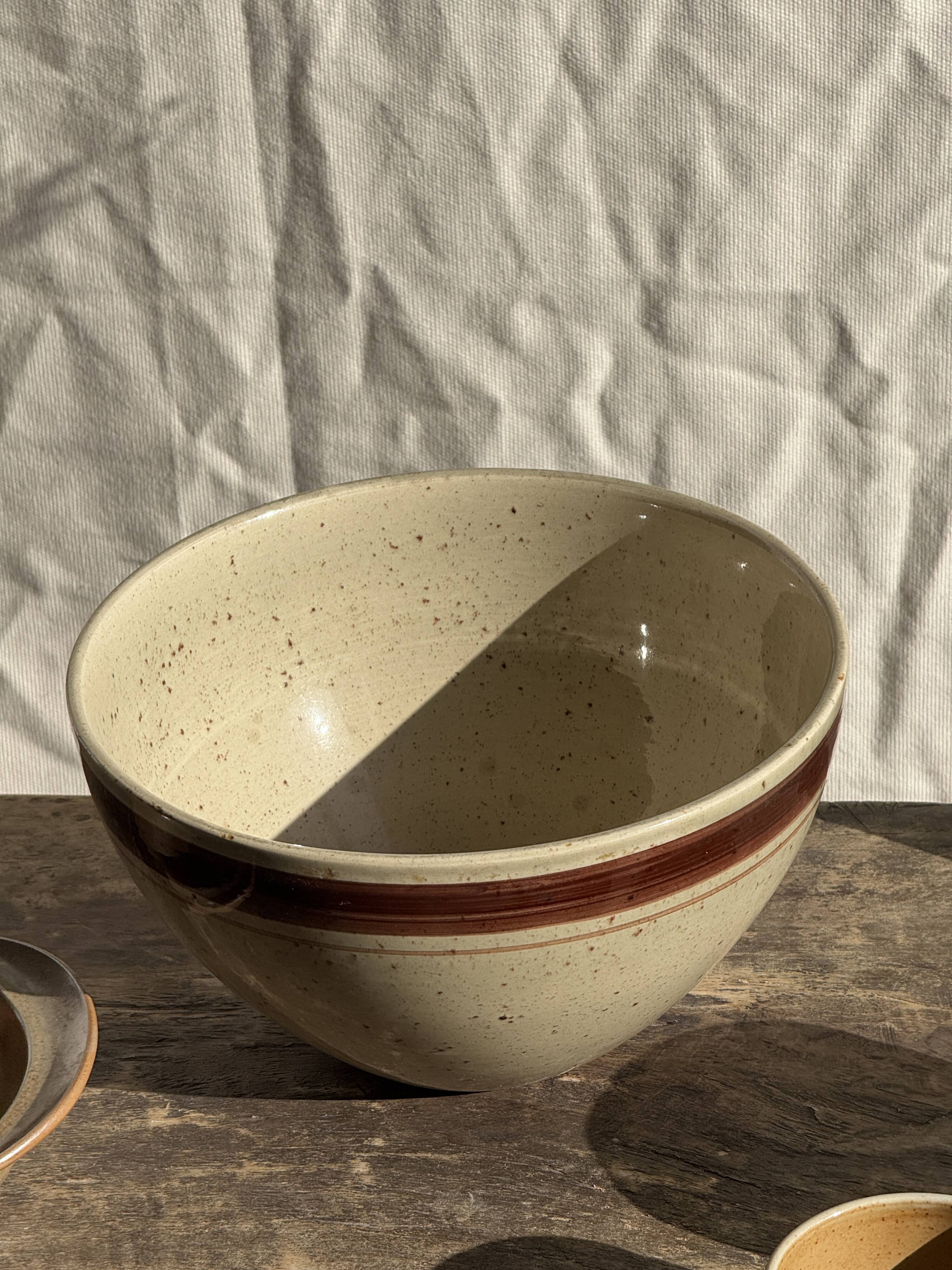 Large speckled beige salad bowl with ochre trim H14 D25