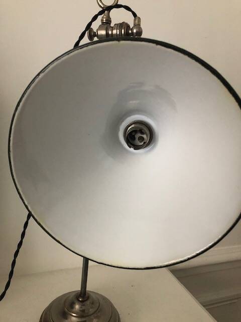 Articulated desk lamp