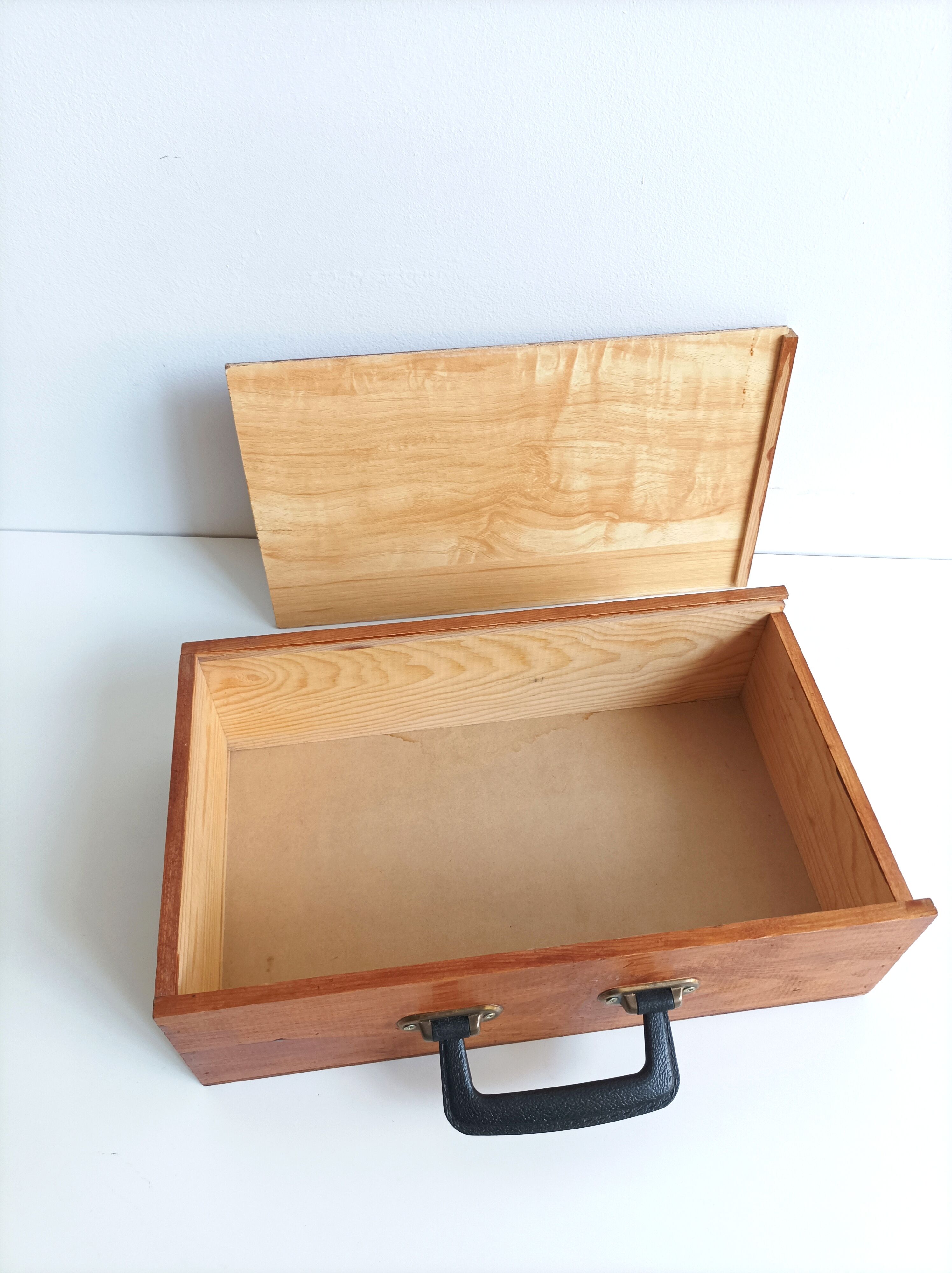 Wooden sliding box with handle