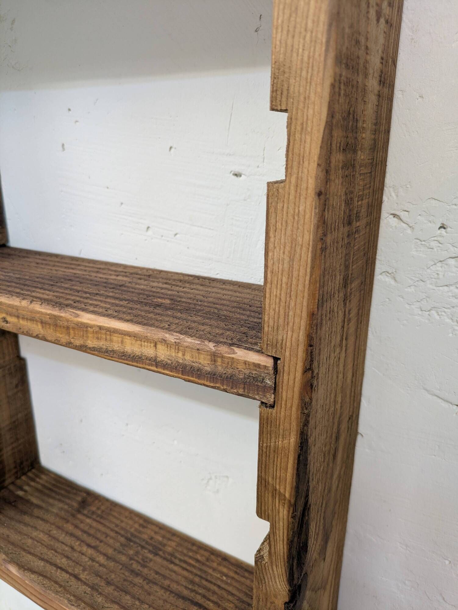 Modular shelf in raw wood with a vintage patina