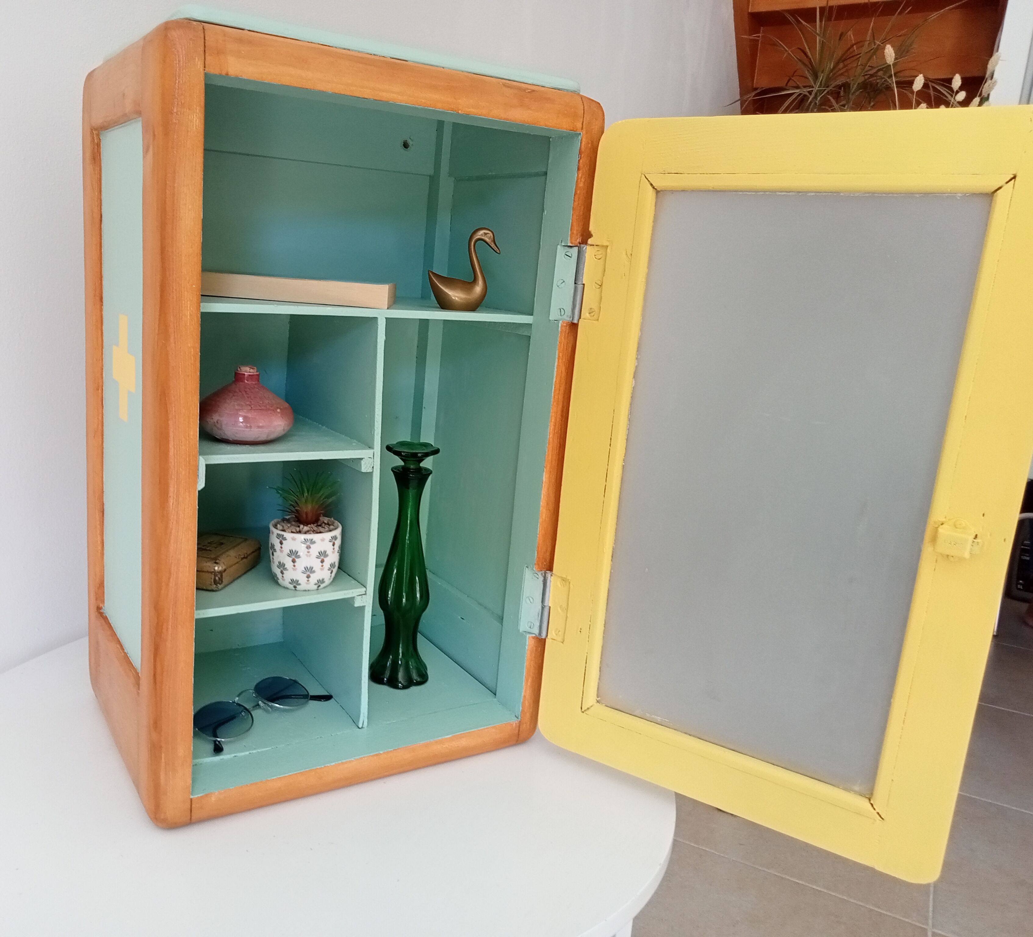 Vintage medicine cabinet 50s