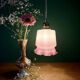 Suspension globe vintage en opaline blanche et rose