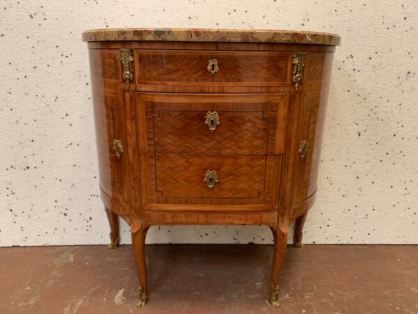 Commode en demi lune de style Louis XVI marqueterie a fond de cube XX siècle