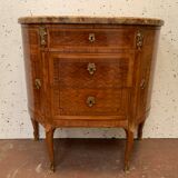 Commode en demi lune de style Louis XVI marqueterie a fond de cube XX siècle