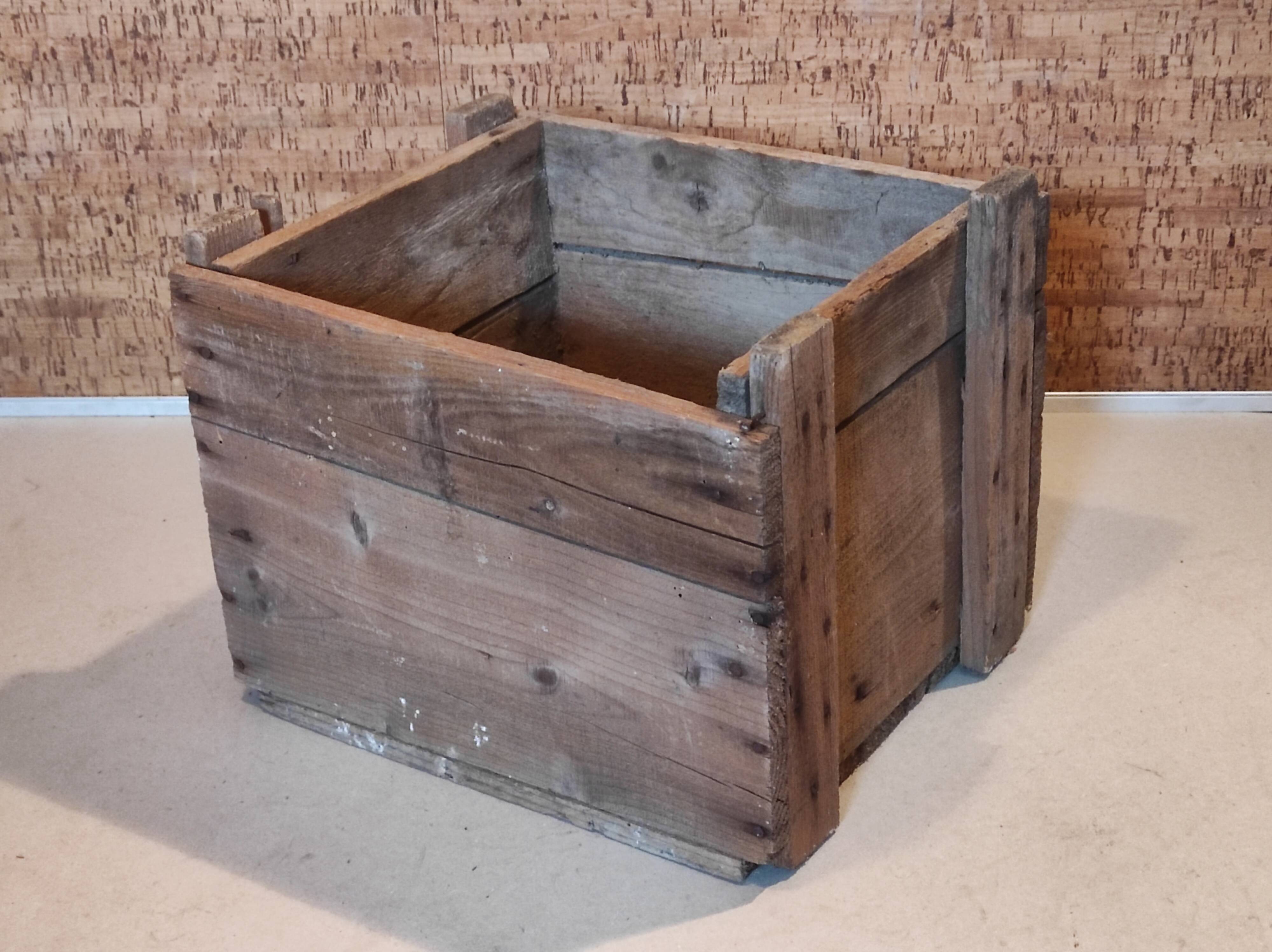 Caisse en bois massif d'atelier industriel vintage
