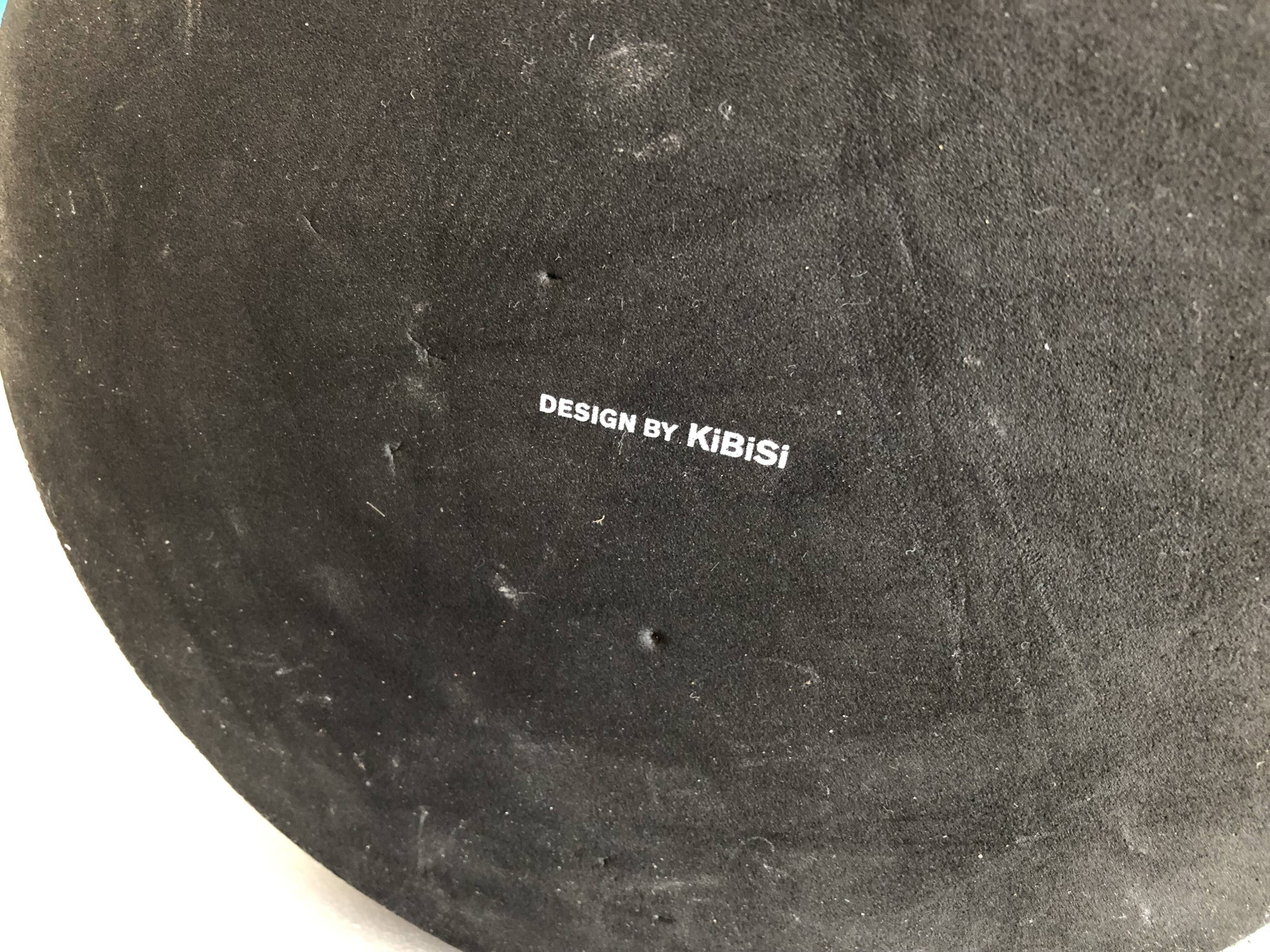 Candlestick by Weight Here de Kibisi